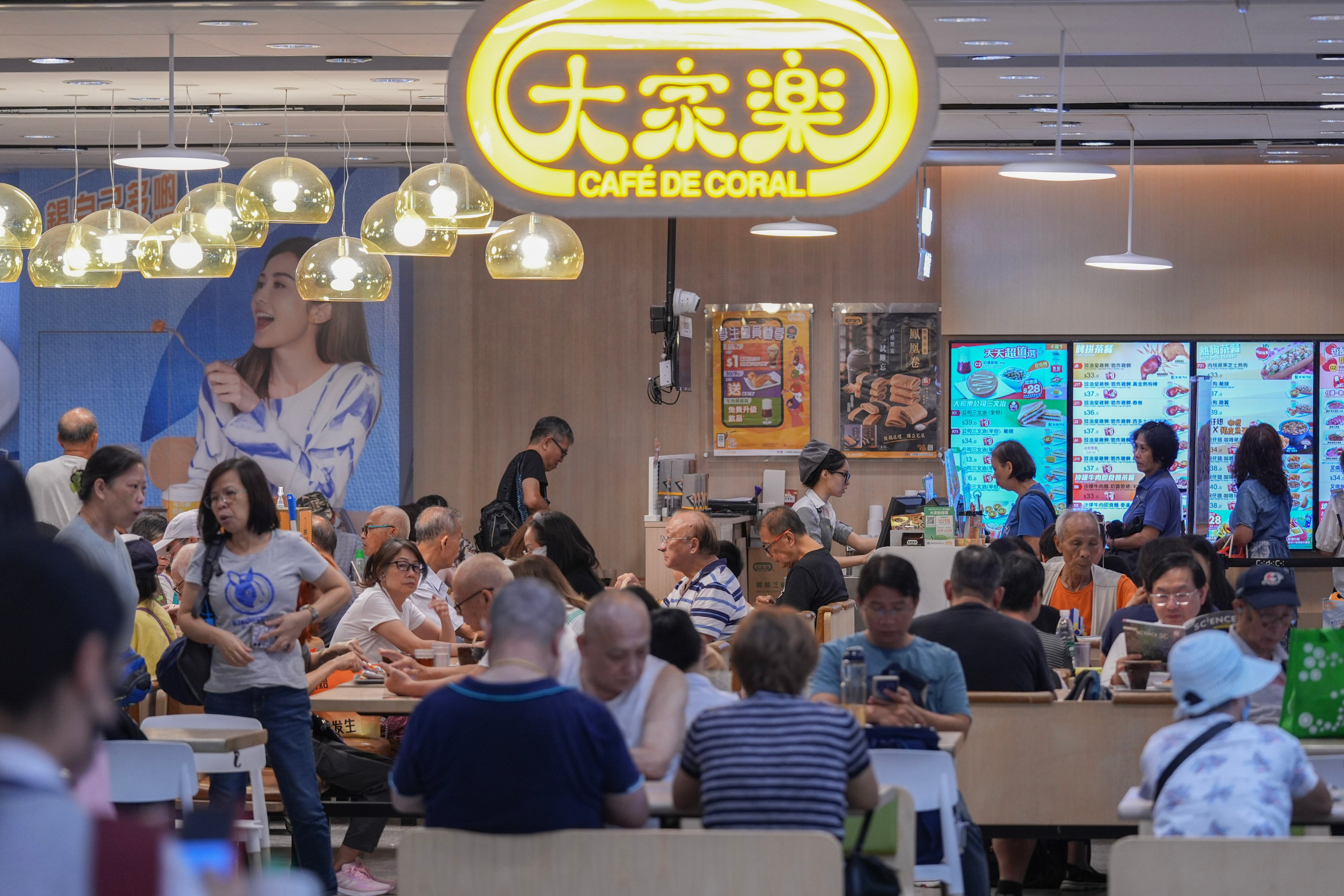 A government-funded programme is to give 50,000 elderly Hong Kong residents coupons for subsidised fast-food meals at Fairwood, Cafe de Coral, Tai Hing, Maxim’s and McDonald’s. Photo:  Eugene Lee