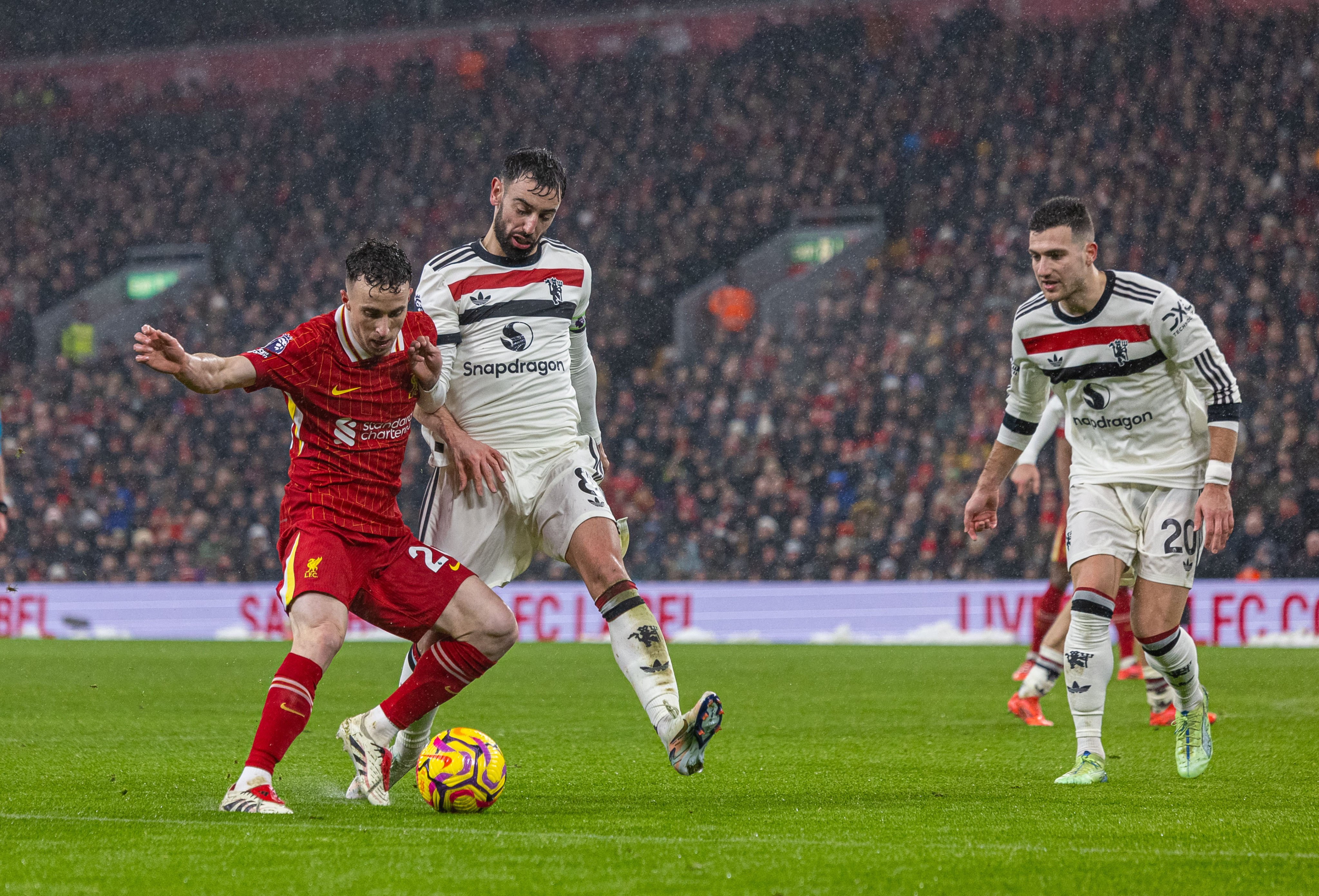 Manchester United and Liverpool could transfer their domestic rivalry to Kai Tak Stadium. Photo: Xinhua