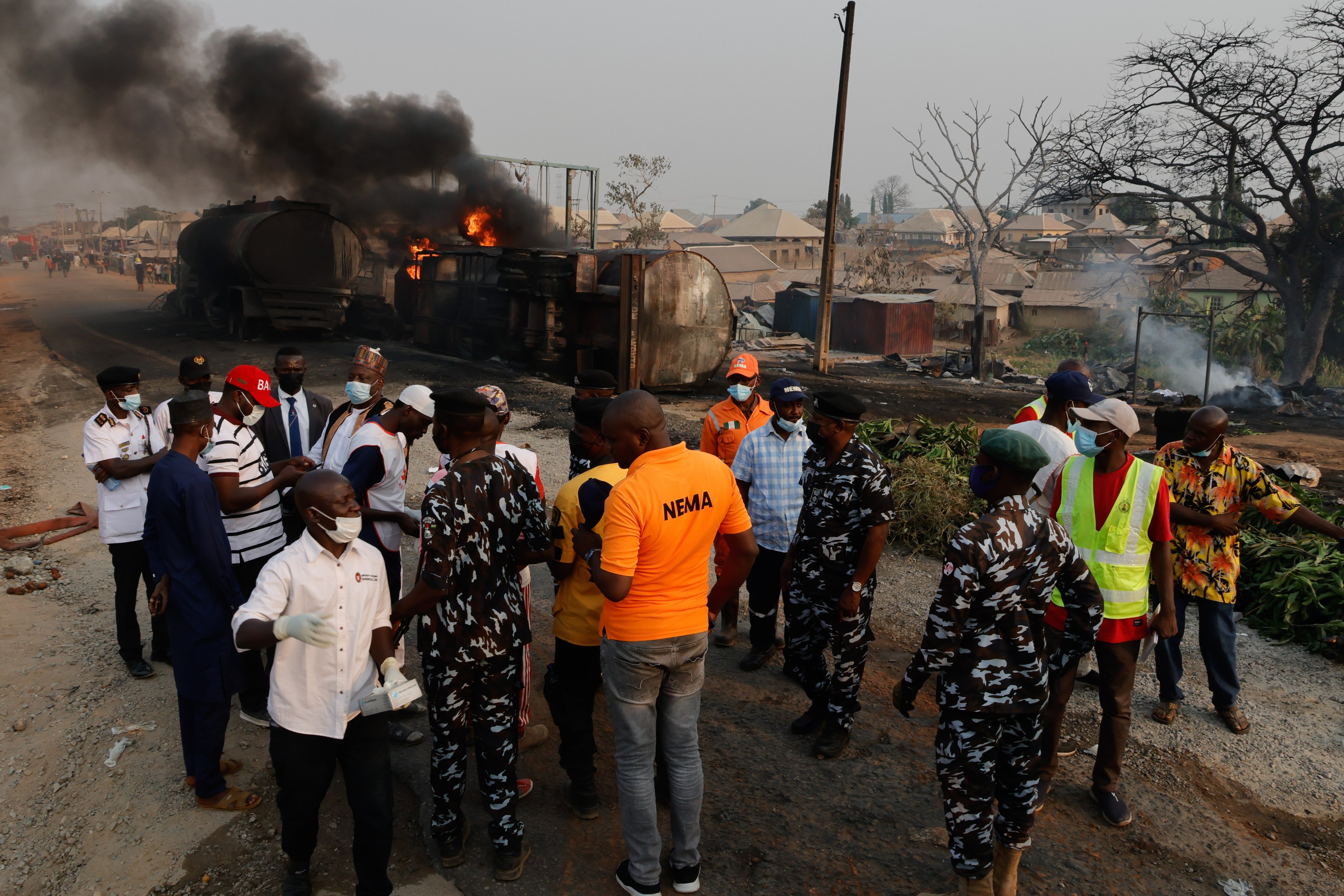 Officials and members of the National Emergency Agency survey the wreckage of a fuel tanker in Nigeria on January 18, 2025. Photo: EPA-EFE