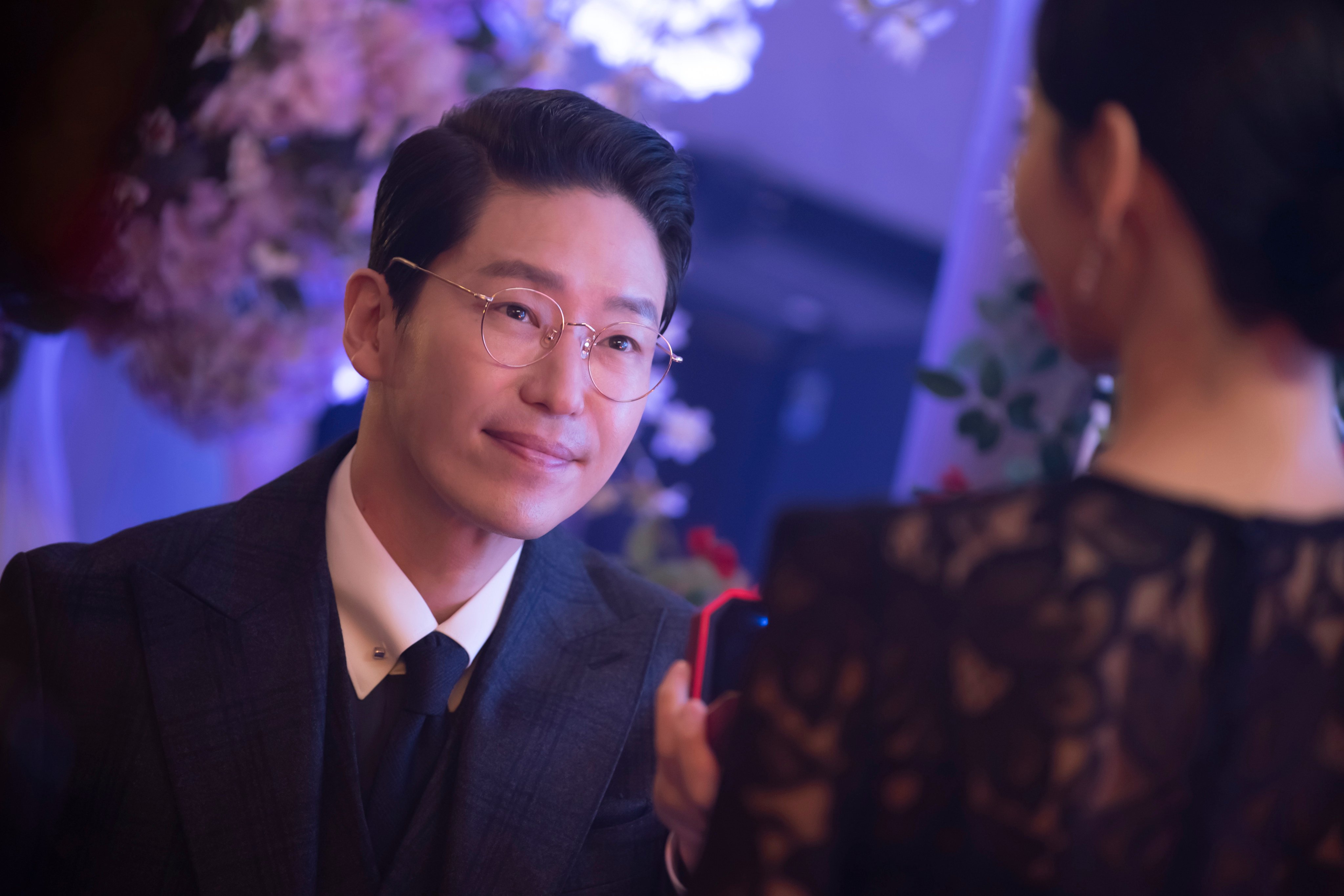 Um Ki-joon in a still from The Penthouse season two. The actor has announced on social media that he got married in December 2024, without identifying his bride. Photo: Viu.