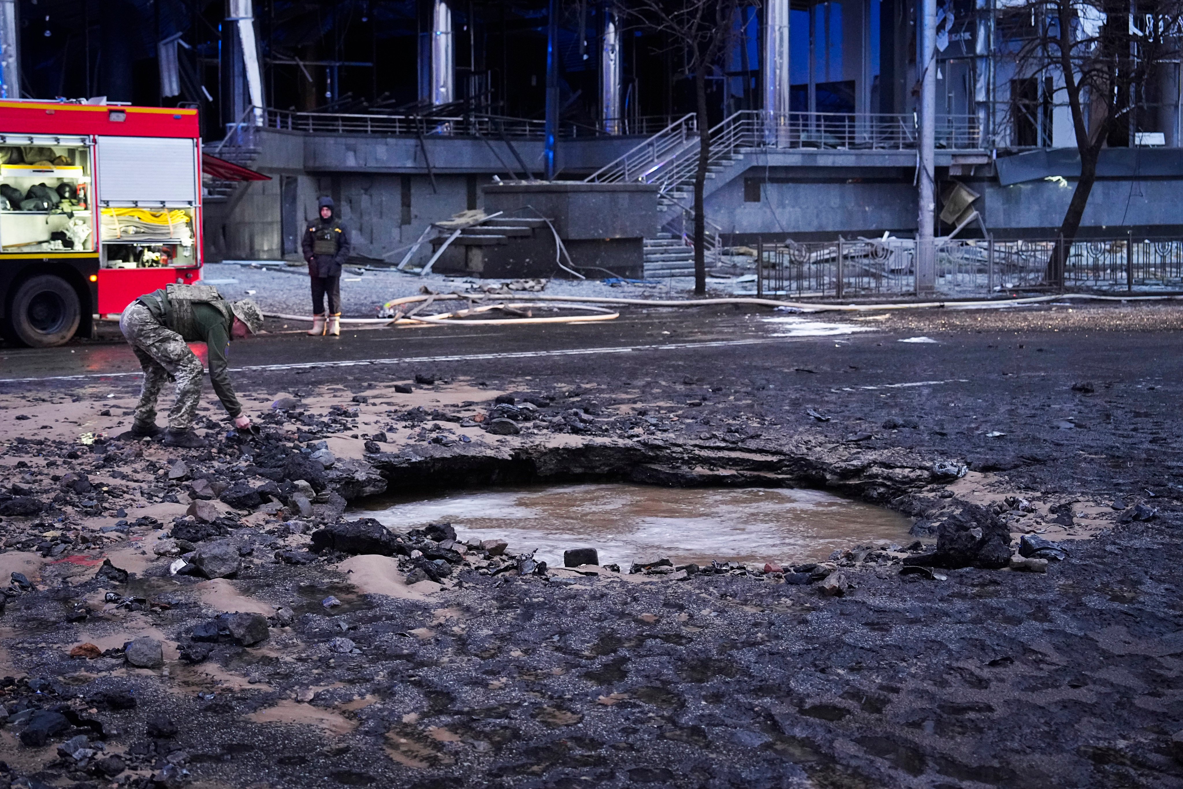 A Ukrainian serviceman collects evidence following a Russian missile attack in Kyiv, Ukraine, on January 18, 2025. Photo: AP