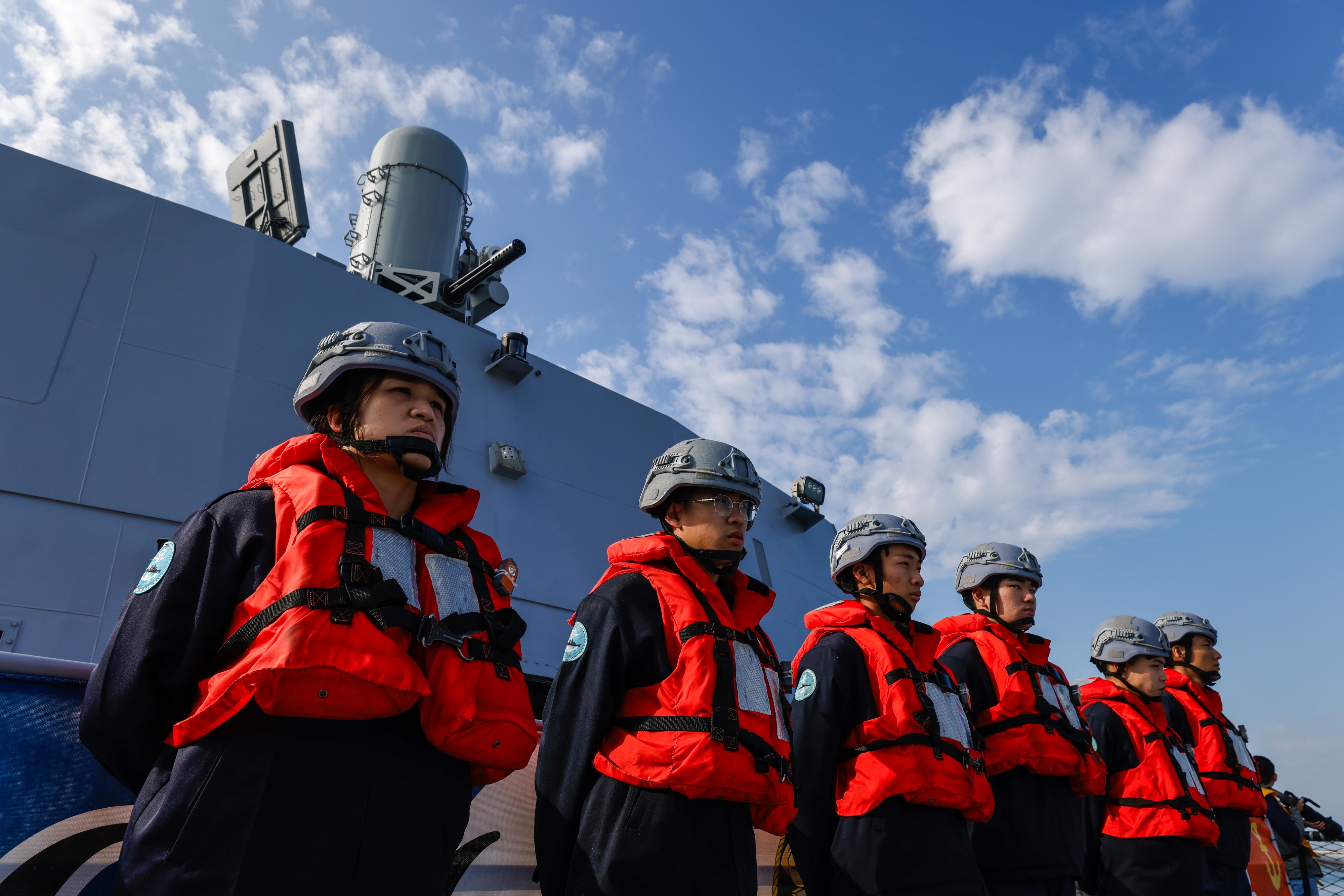 Taiwanese navy personnel prepare to set sail during a drill at a naval base in Kaohsiung, Taiwan on January 9. Photo: EPA-EFE