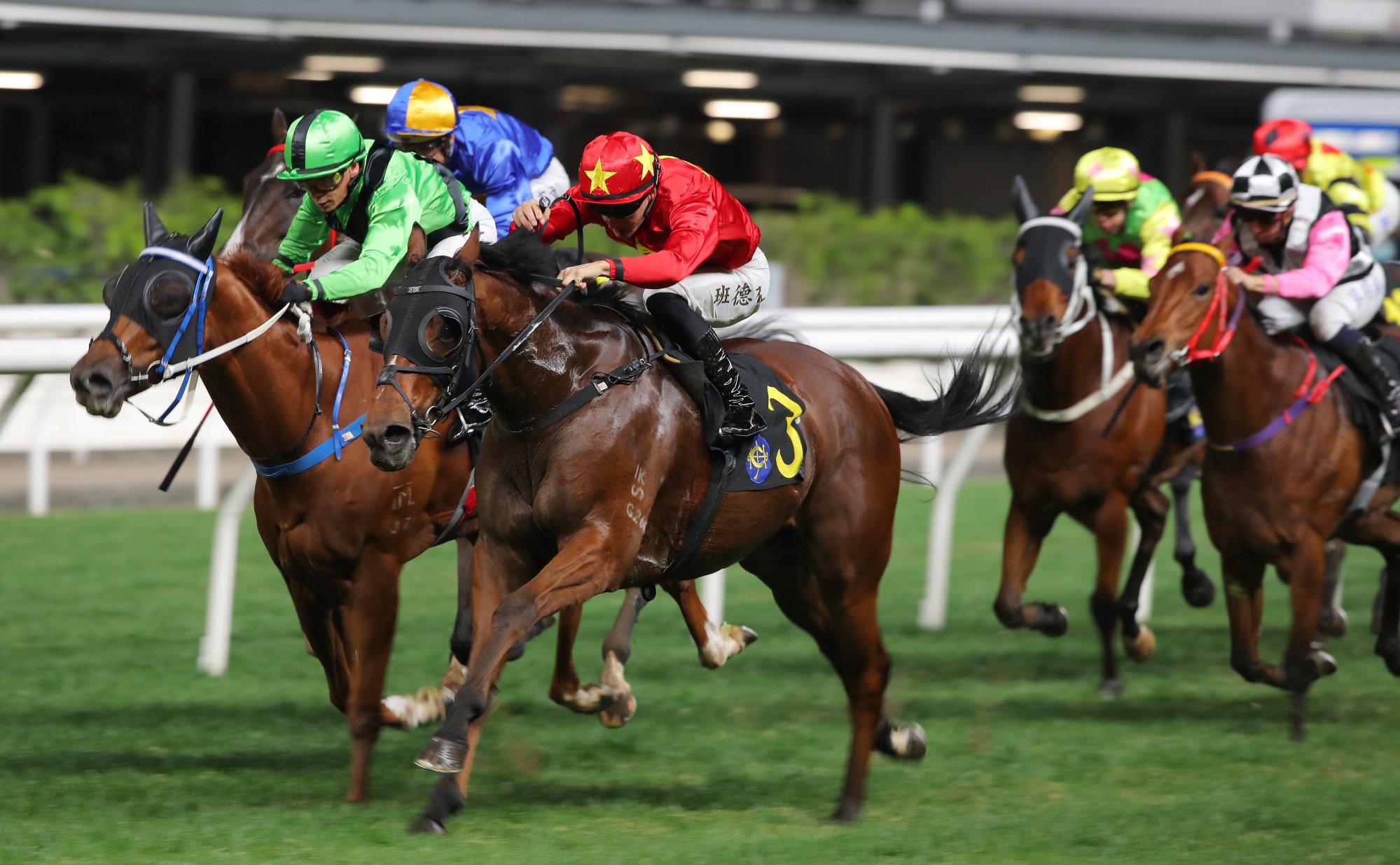 Harry Bentley boots home King Eccellente (outside).