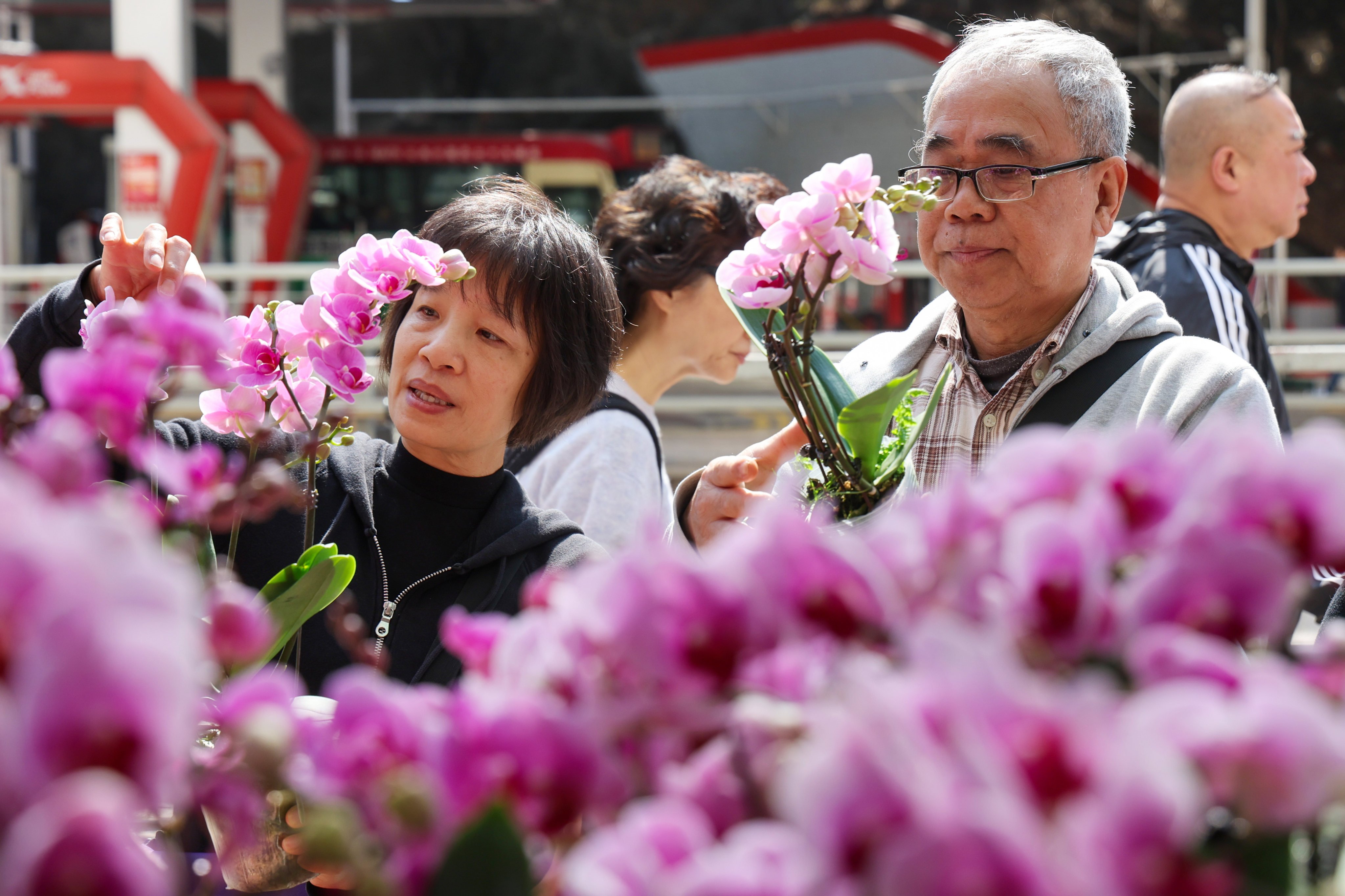 Shoppers at the Lunar New Year in Mongkok. Photo: Dickson Lee