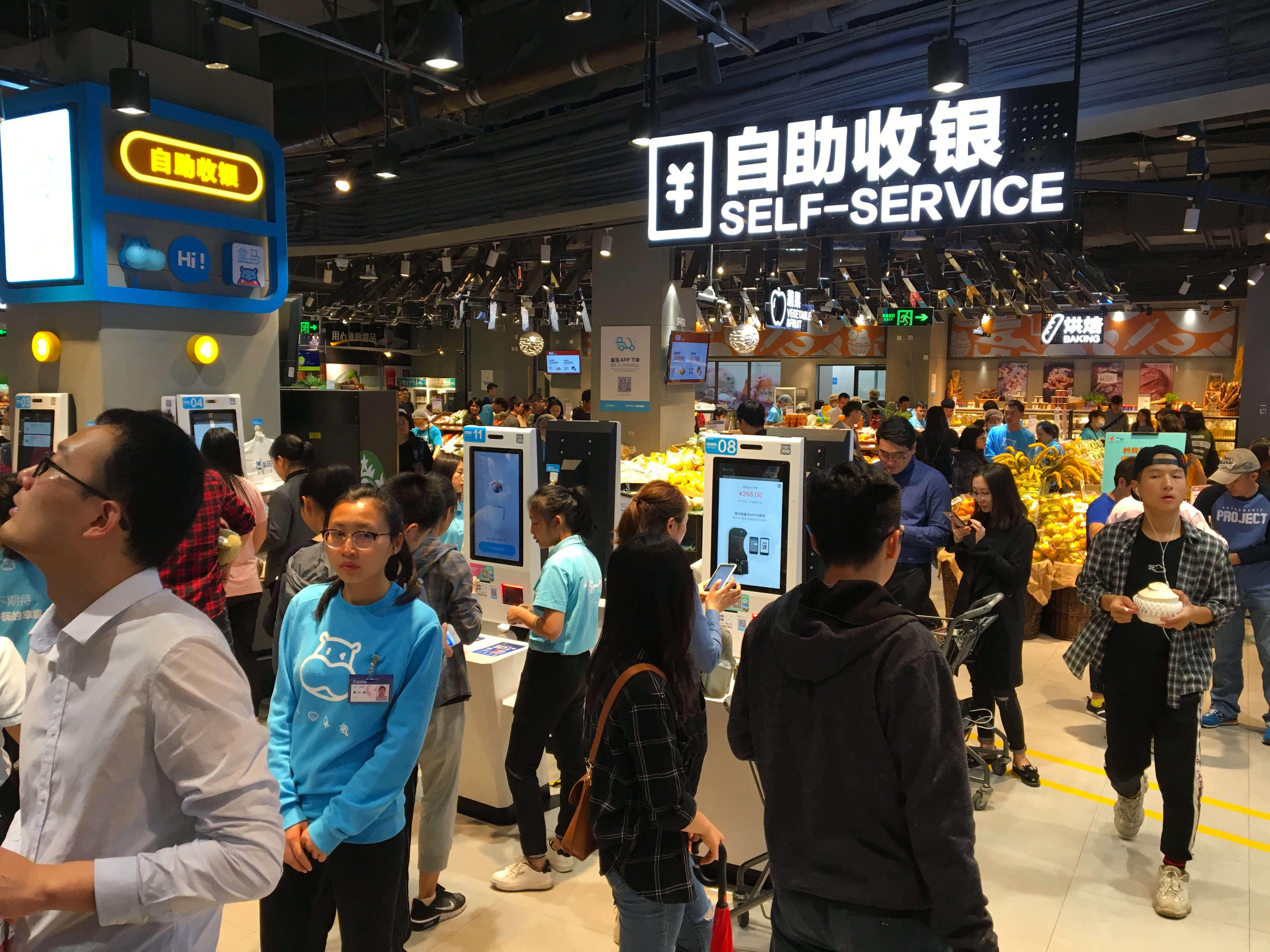 Shoppers check out at a busy supermarket in Shenzhen. Photo: Shutterstock