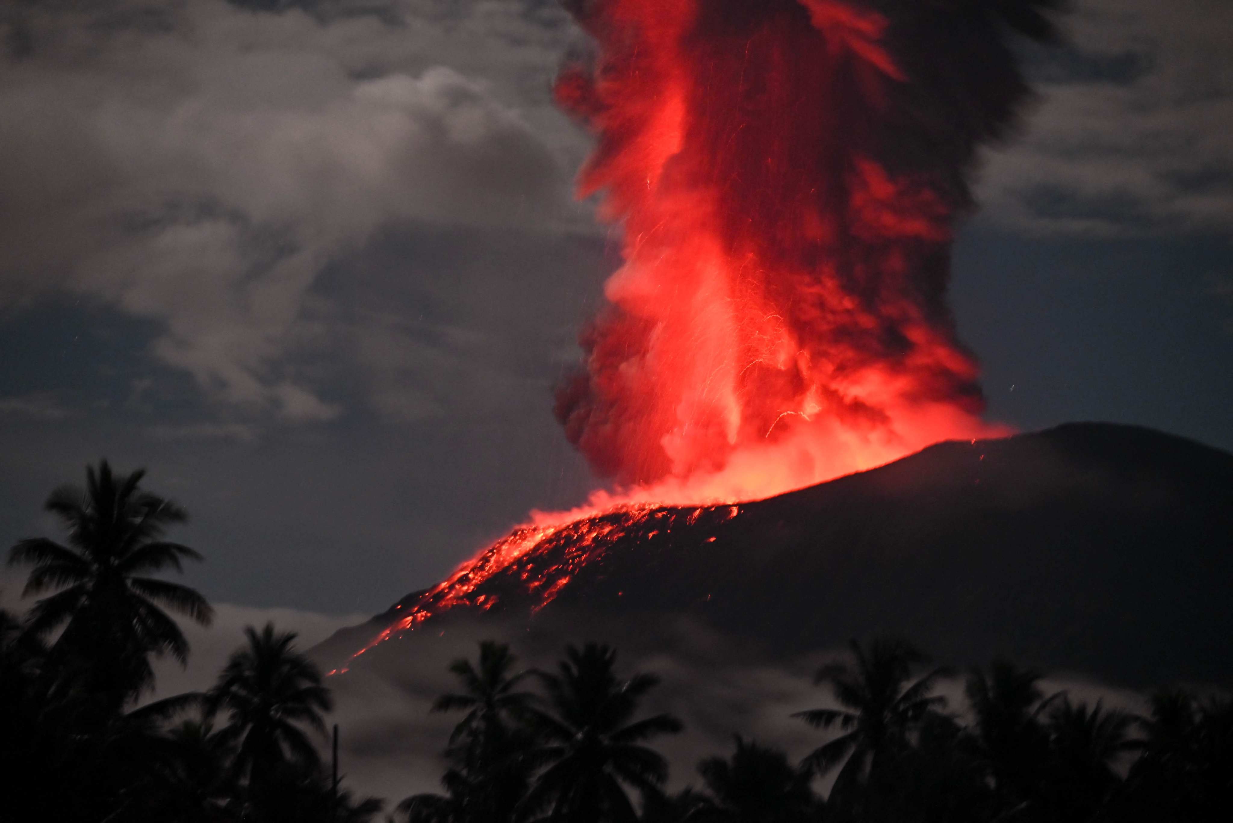 Mount Ibu spewing volcanic material 4,000 meters high during an eruption. Photo: Indonesian Geological Agency/AFP