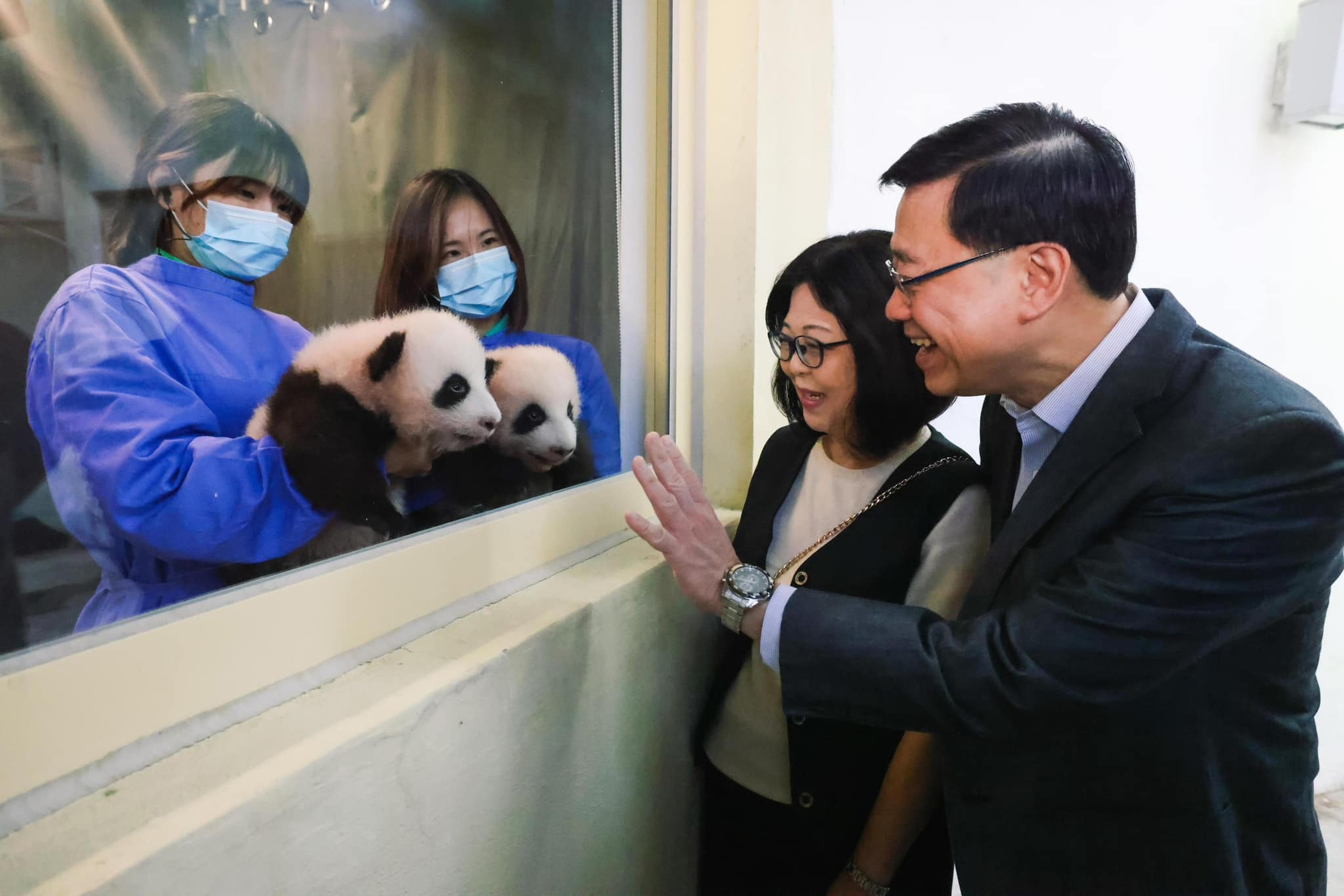 John Lee and his wife visit the two panda cubs in Ocean Park. Photo: Handout