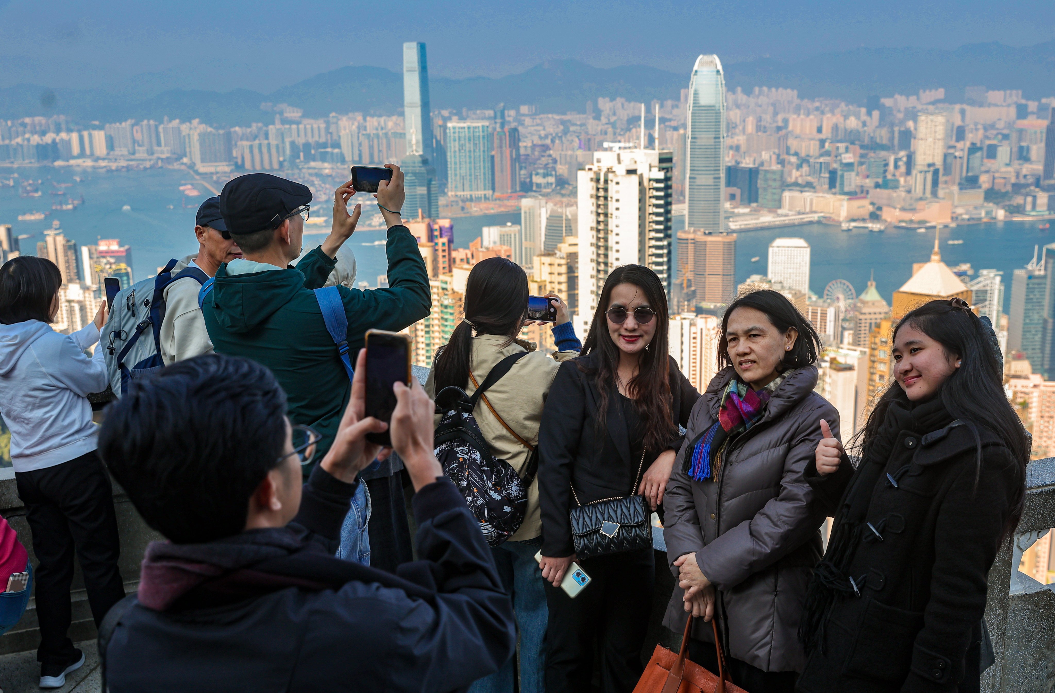 Real-time information about popular photo spots such as The Peak would be helpful for tourists, a union leader said. Photo: Edmond So