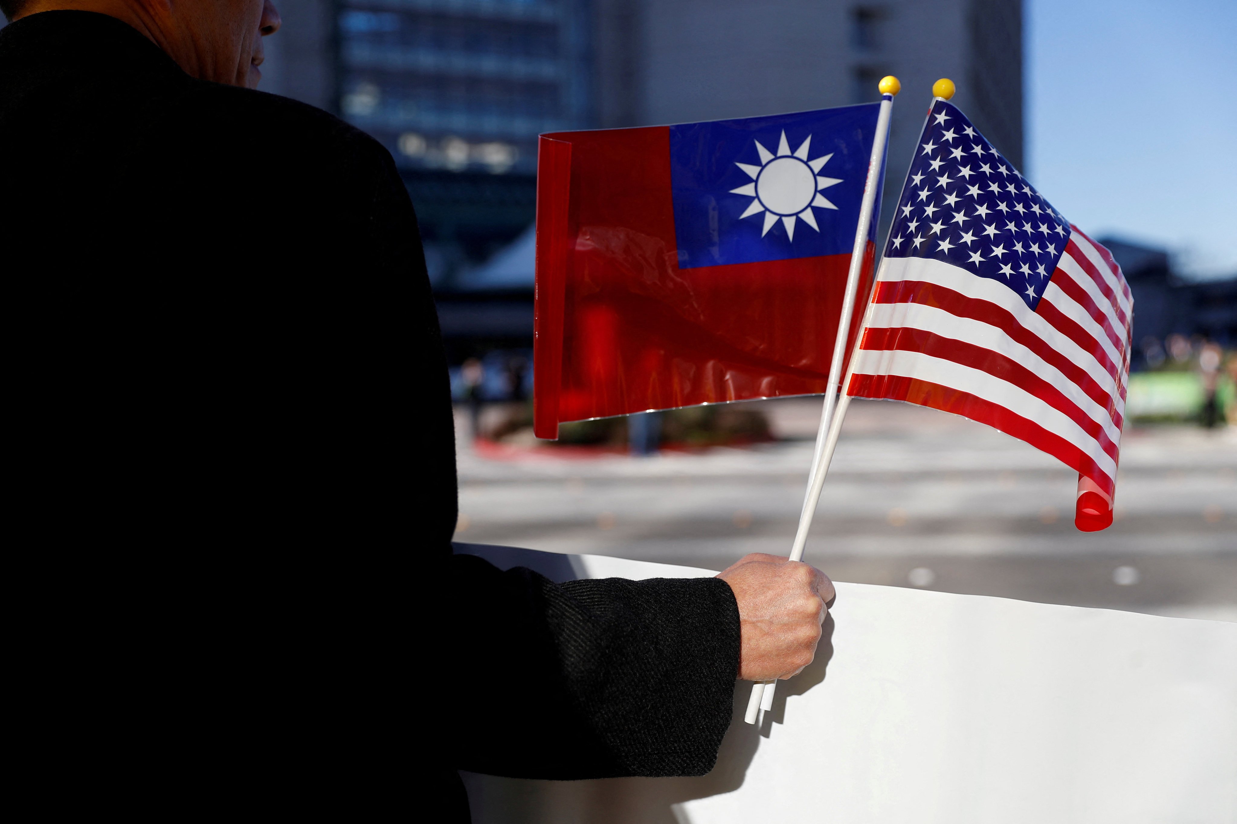 A demonstrator holds flags of Taiwan and the US in Burlingame, California, on January 14, 2017. Photo: Reuters