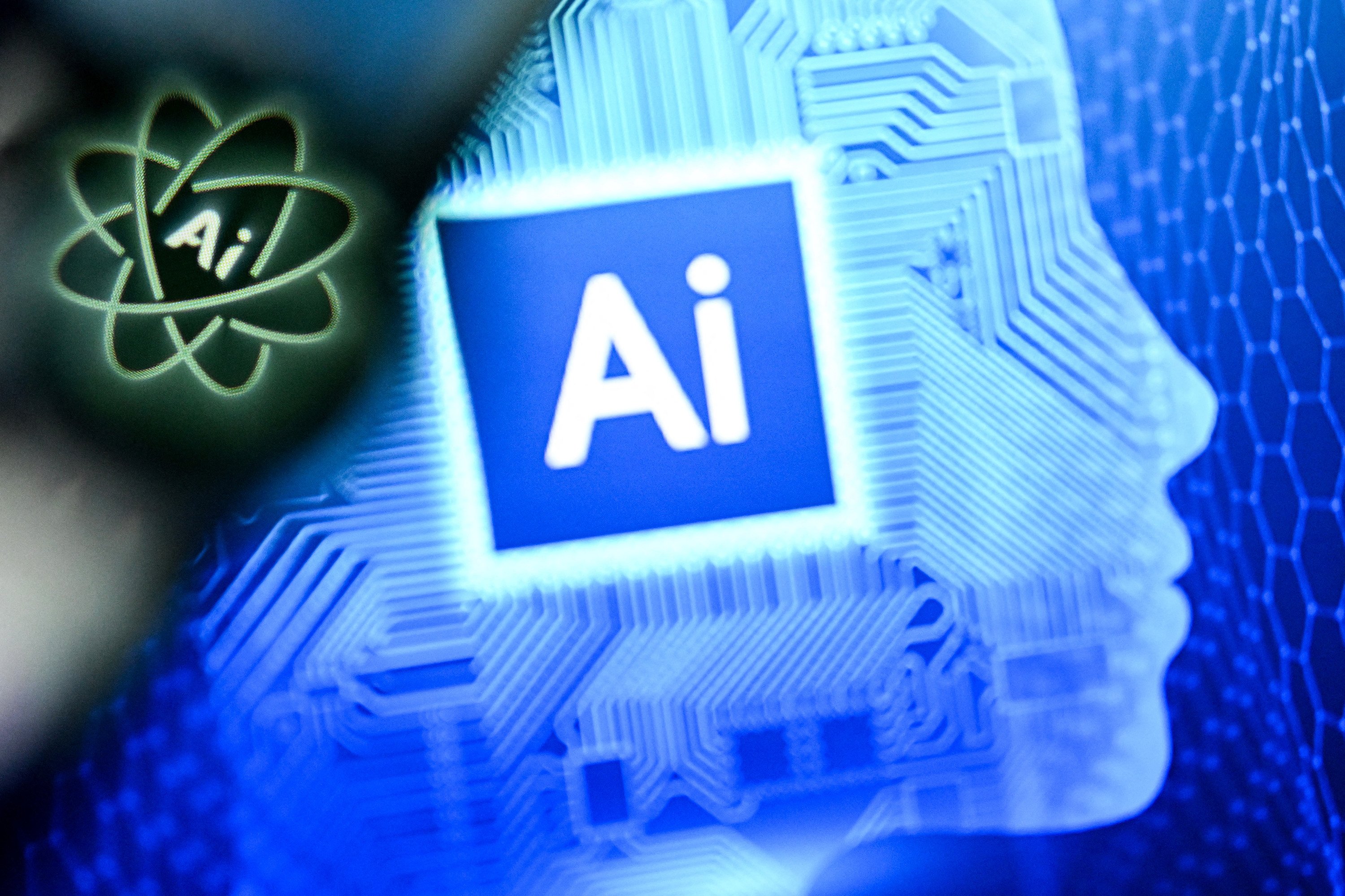 The letters AI for artificial intelligence on a laptop screen (right) next to the logo of the Chat AI application on a smartphone screen. Photo: TNS