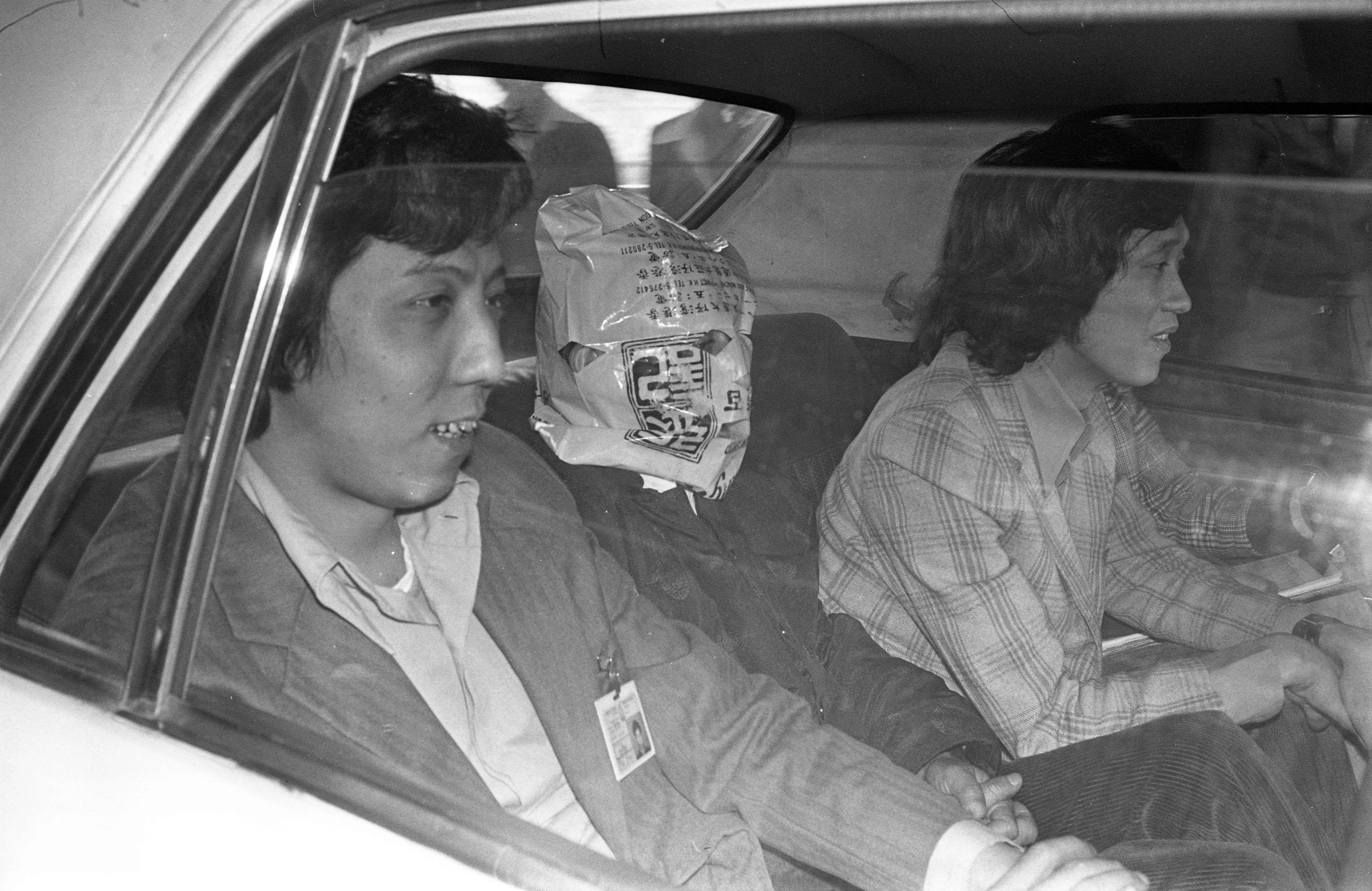 Policemen drive to Hing Wah Estate with a murder suspect as part of their investigation into the murder of Tsang Yuen-wan. Photo: SCMP/Yau Tin-kwai