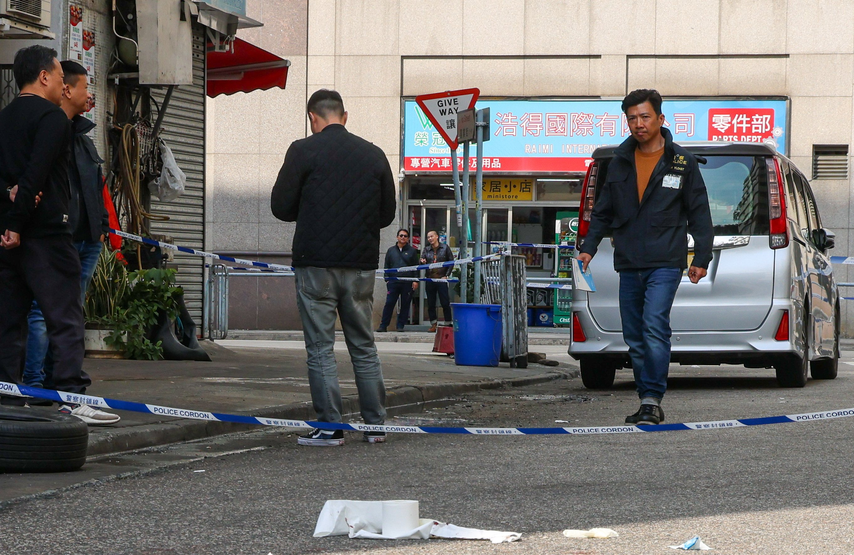 Police officers investigate outside the Hi Yip Factory Building on Hi Yip Street in Yuen Long. Photo: Jelly Tse