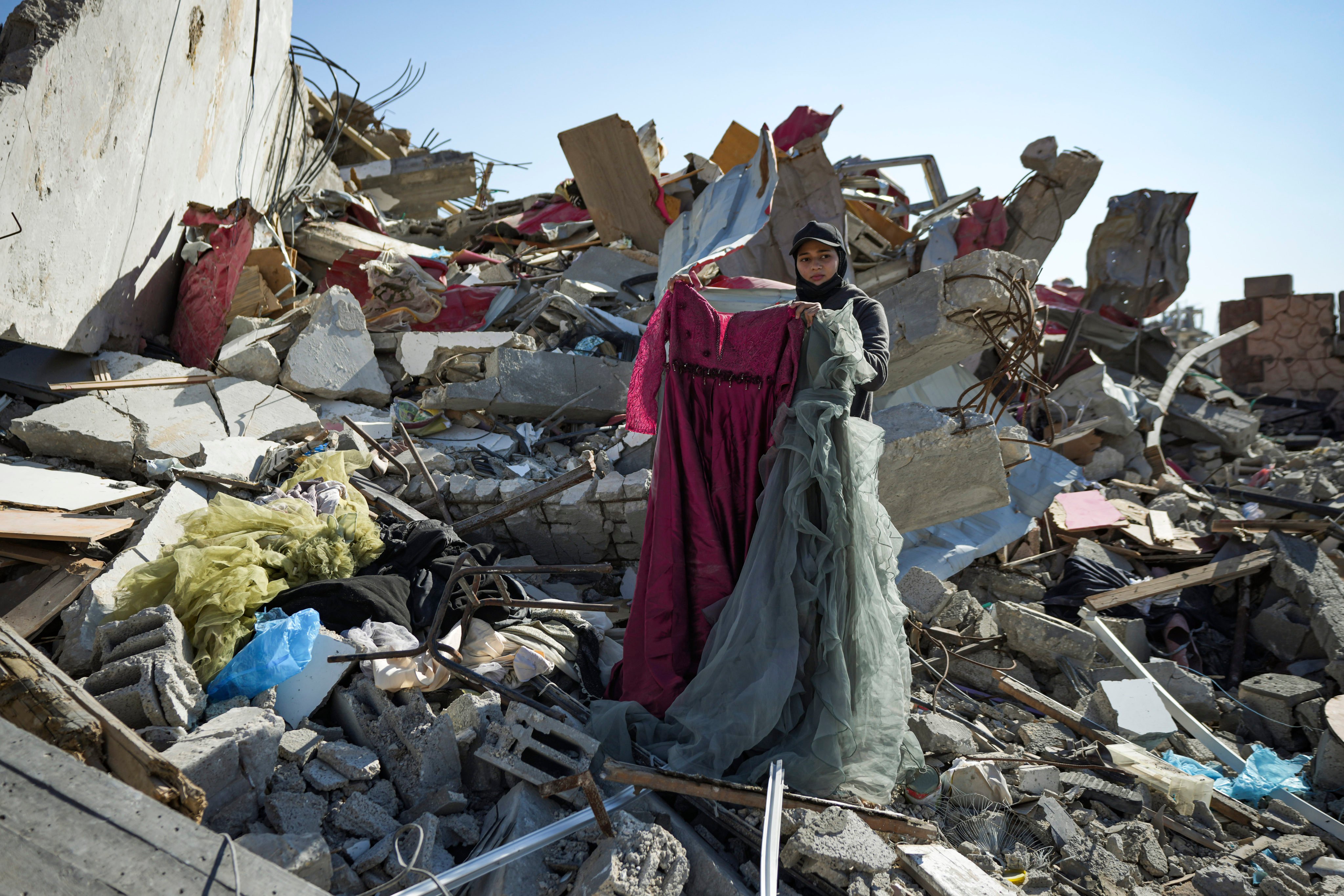 Nour Abu Al Zamar salvages items from under the rubble of her destroyed family home in Rafah, southern Gaza Strip on January 21, 2025 days after the ceasefire deal between Israel and Hamas came into effect. Photo: AP