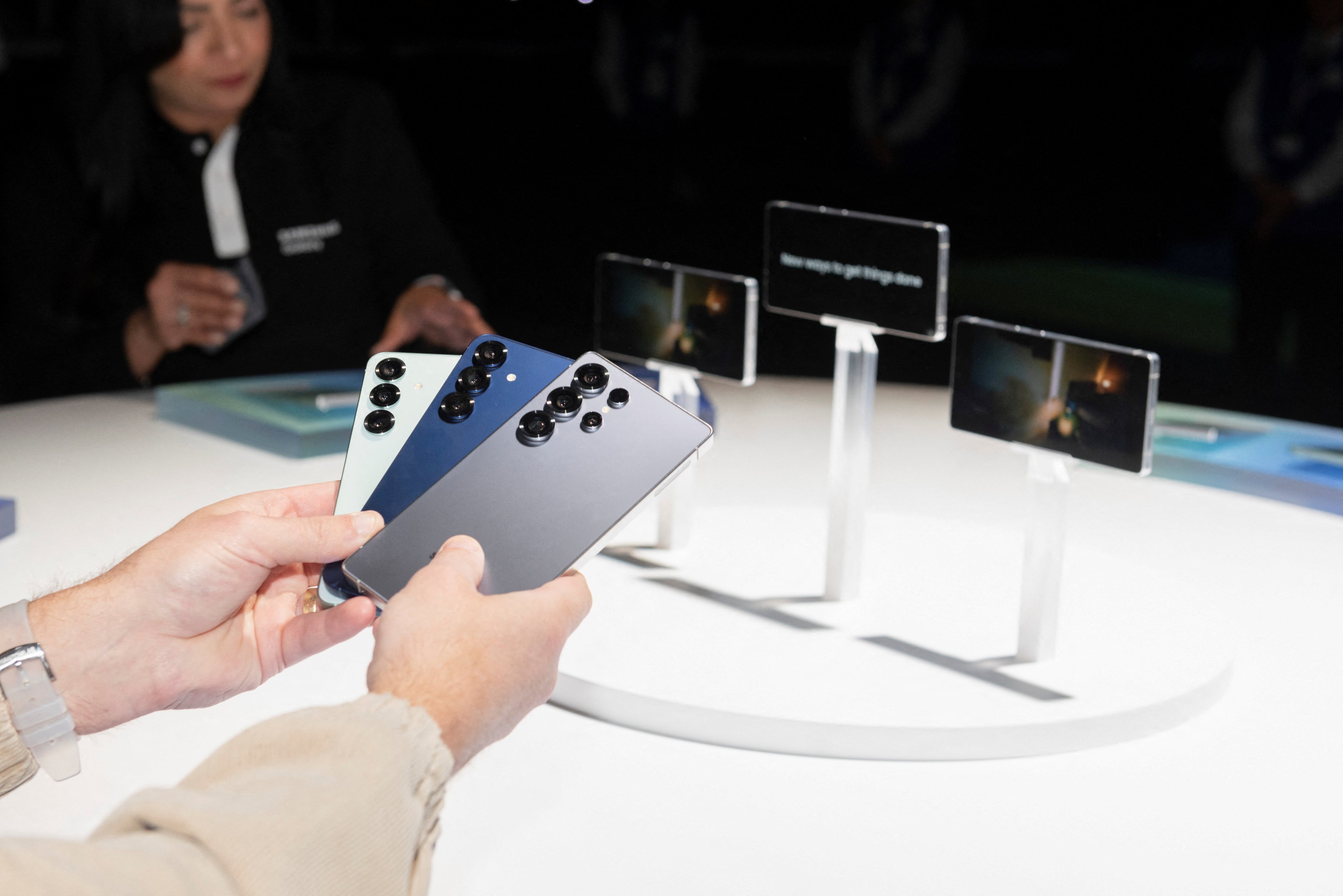 People try the latest Galaxy smartphones, including the Galaxy S25, the Galaxy S25 Plus, and the Galaxy S25 Ultra AI during the Samsung Galaxy Unpacked 2025 winter event in San Jose, California, on January 22. Photo: Reuters