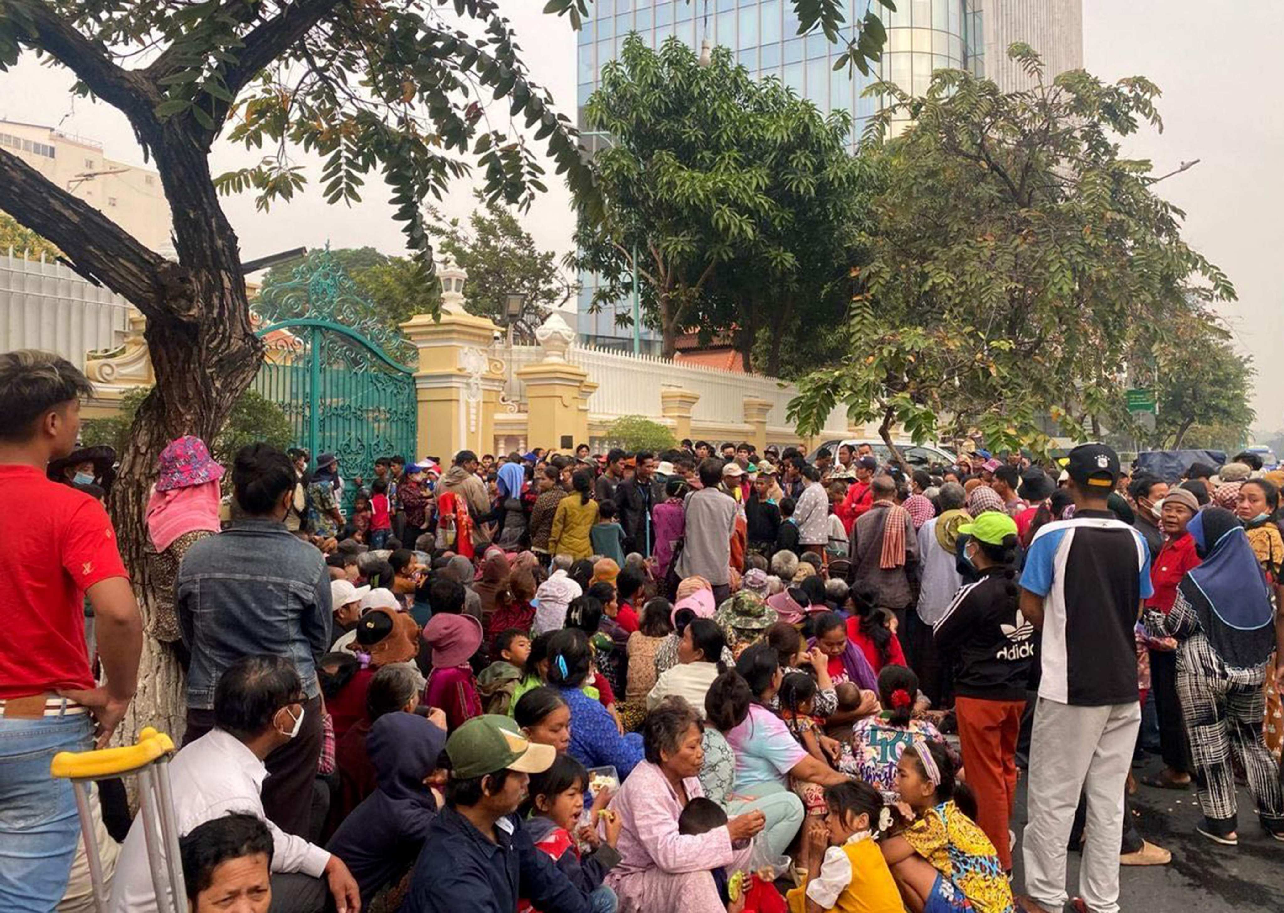 A crowd gathers at the mansion of Cambodian tycoon Sok Kong to receive red envelopes filled with money ahead of the Lunar New Year, in Phnom Penh. Photo: AFP/Fresh News