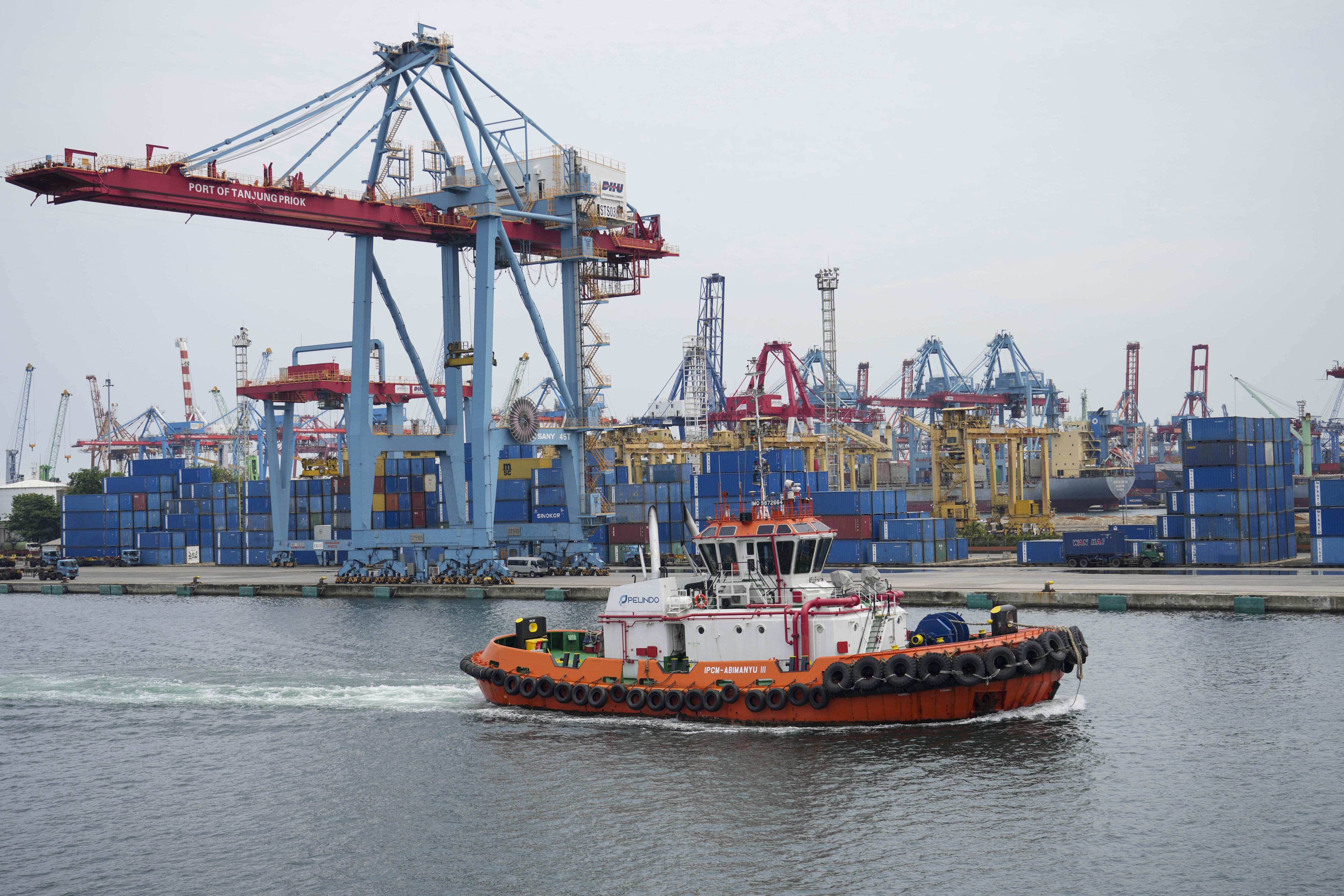 A tug boat cruises past Jakarta International Container Terminal at Tanjung Prior Port in Jakarta, Indonesia, on January 15. Photo: AP