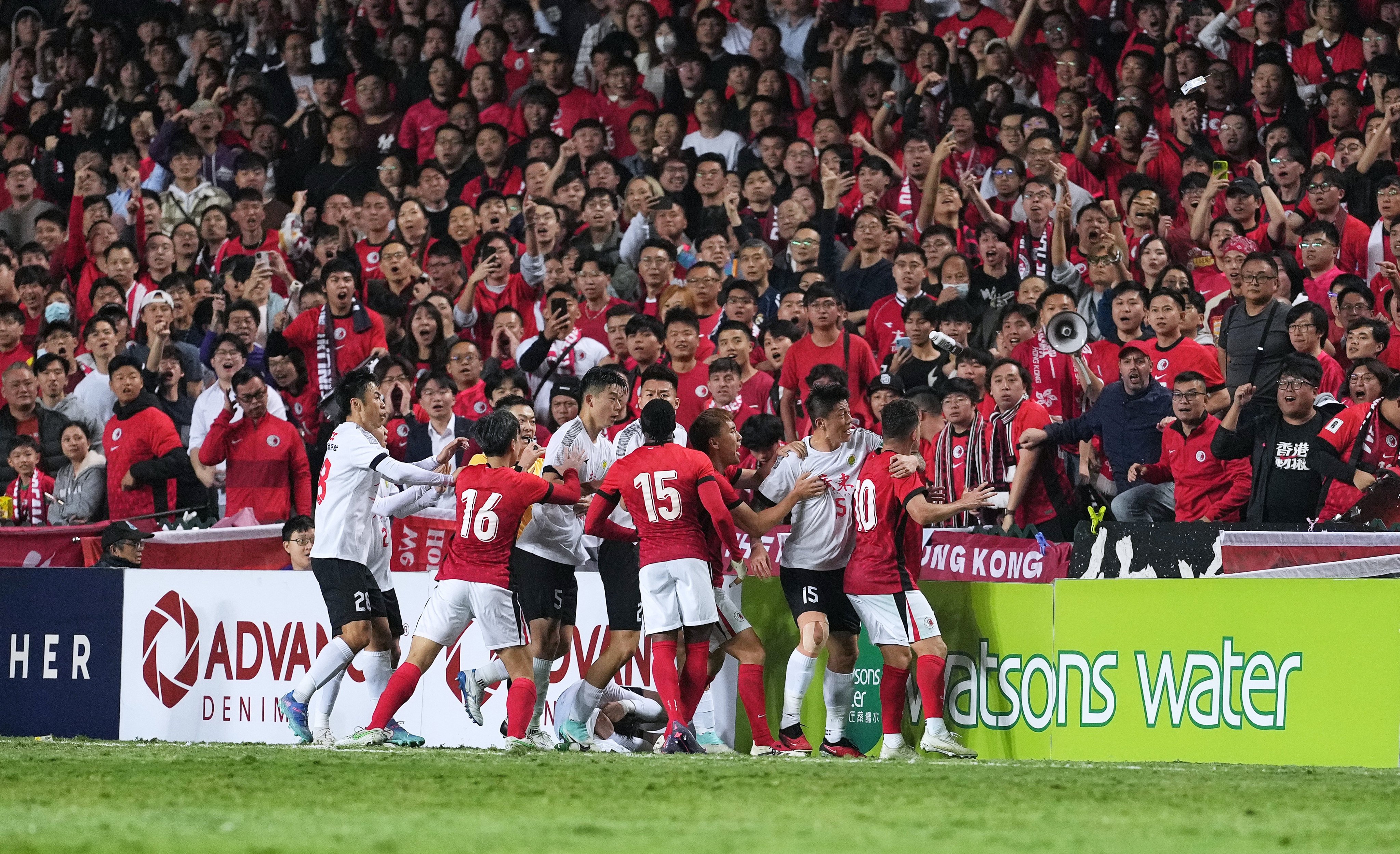 Players clash during the Guangdong-Hong Kong Cup second leg on Wednesday. Photo: Elson Li