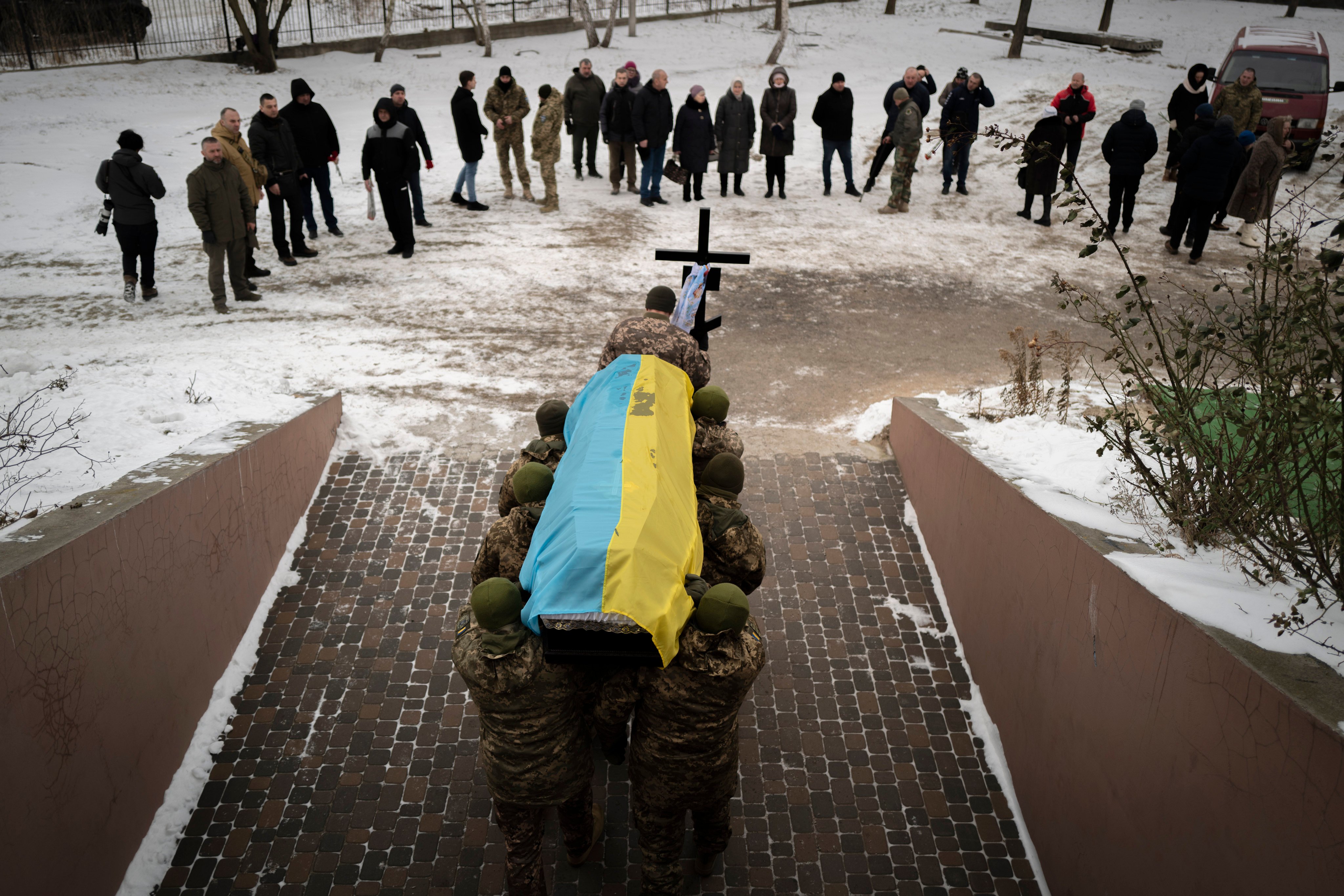 Ukrainian soldiers carrying the coffin of a fallen comrade in Bucha, Ukraine, in 2023. Photo: AP