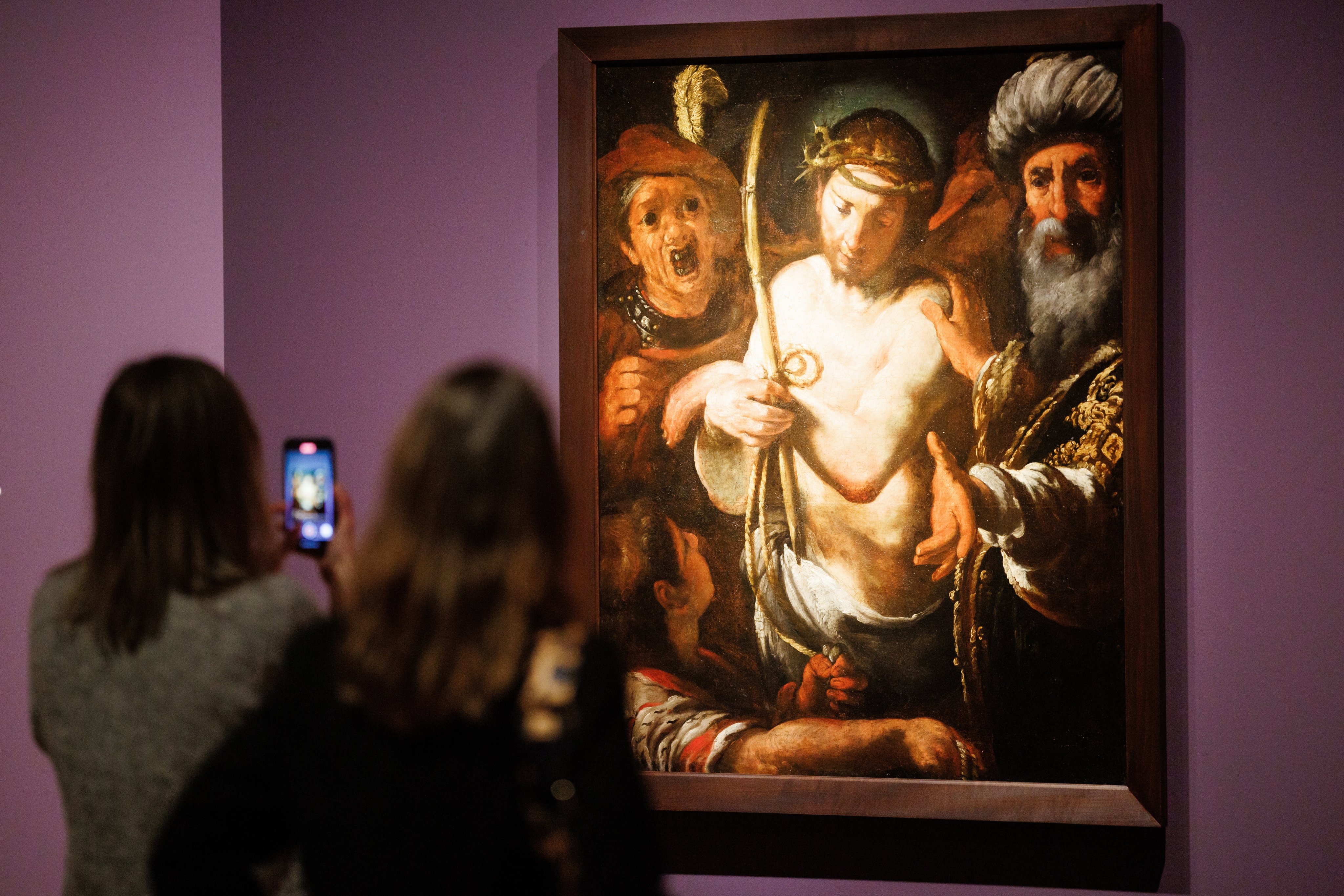 Visitors stand in front of the painting Ecce Homo (circa 1625), by Italian painter Bernardo Strozzi, at the exhibition “From Odesa to Berlin: European Painting of the 16th to 19th Century” at the Gemäldegalerie in Berlin, Germany, on January 22, 2025. Photo: EPA-EFE