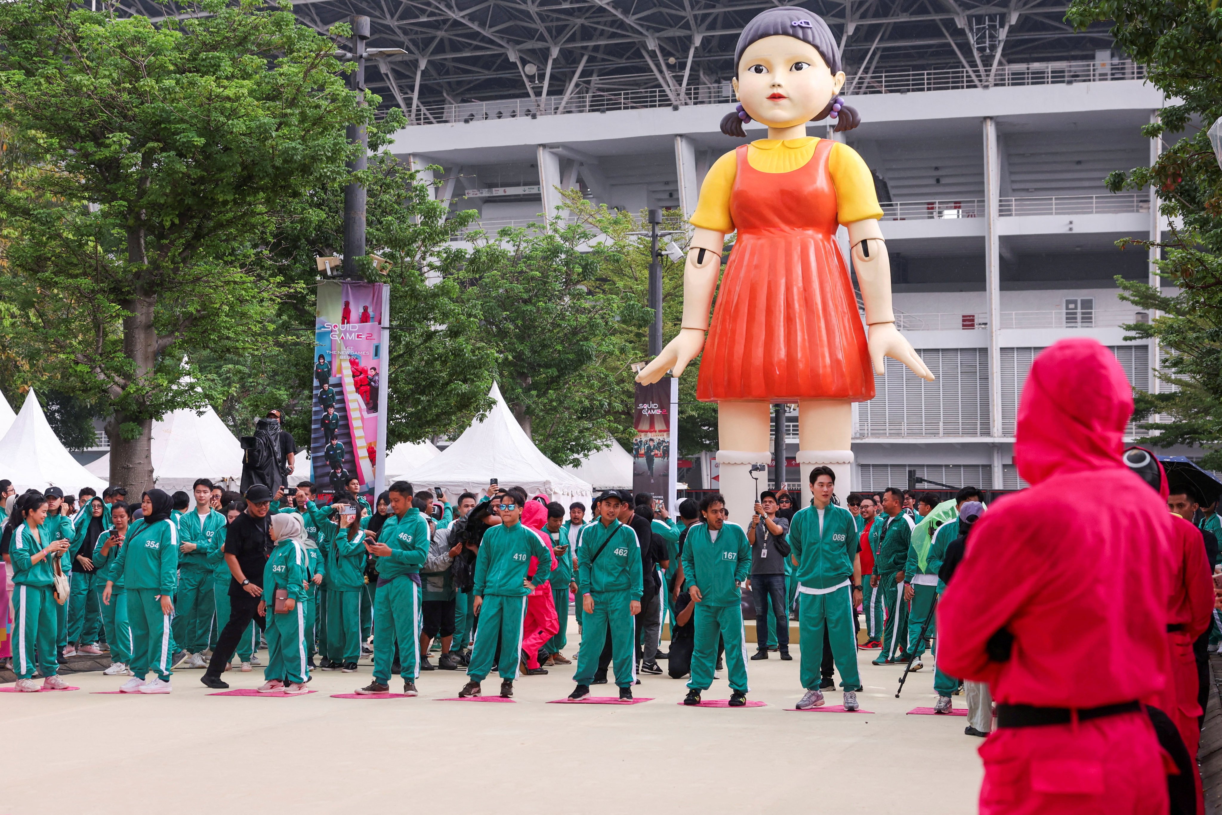 Squid Game fans with a blow-up Young-hee killer doll in Seoul. Photo: Reuters