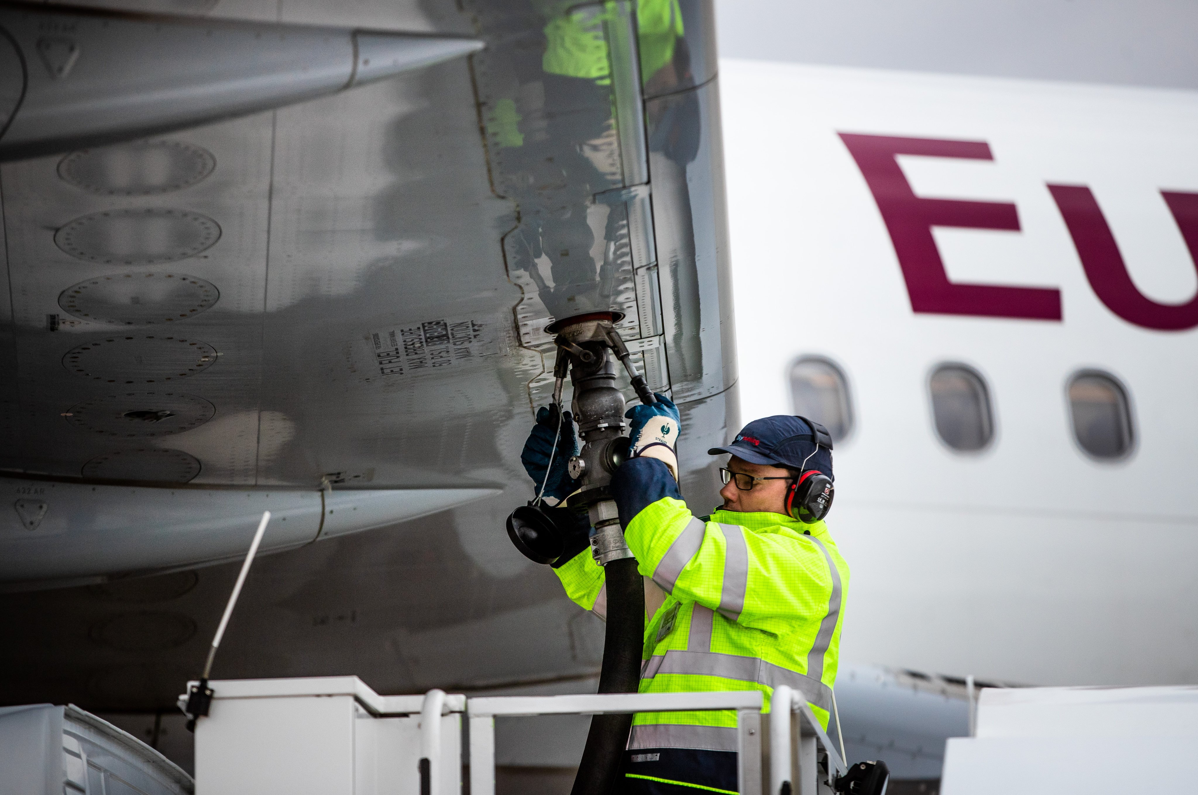 A worker refuels a passenger jet at Stuttgart Airport on February 1, 2023. Photo: Getty Images