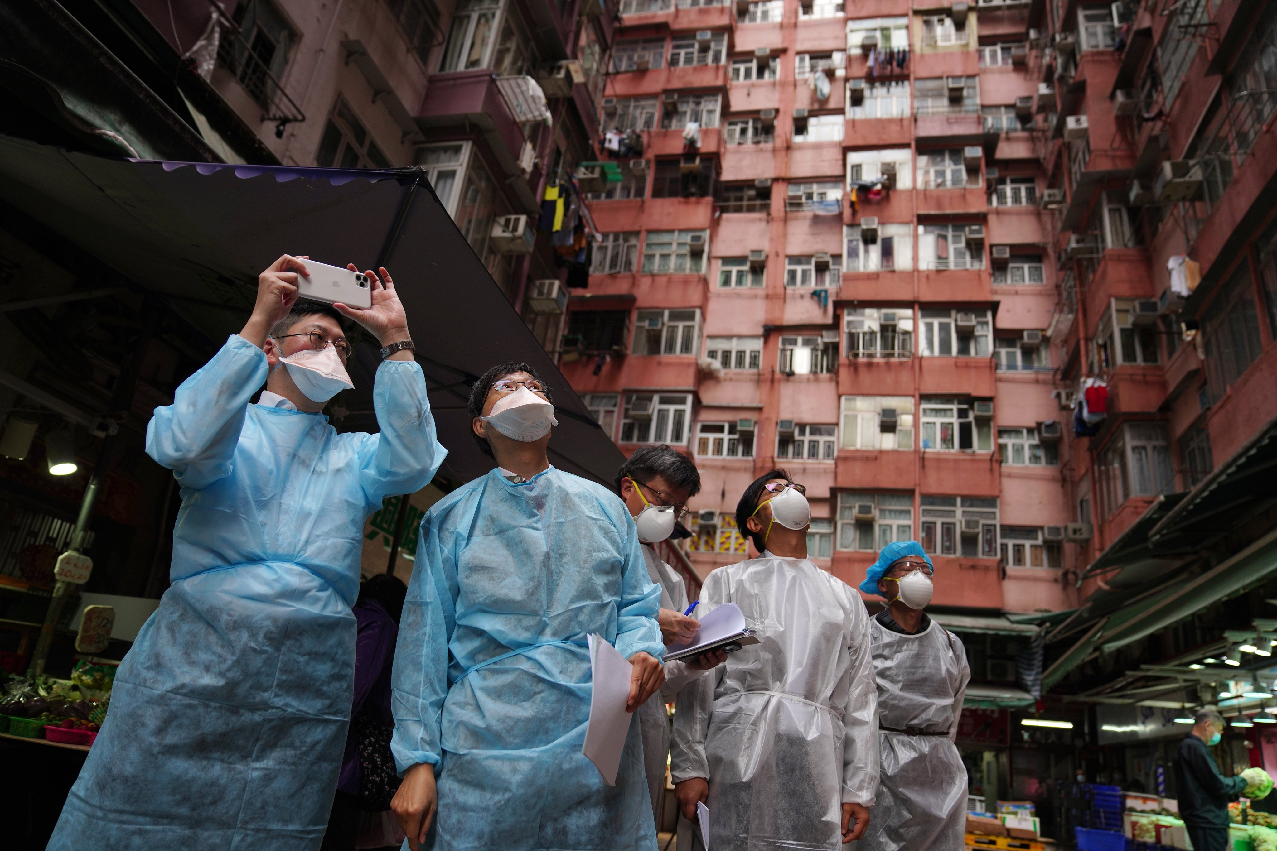 Infectious disease experts visit Wai Lee Building in Quarry Bay in February 2021. Photo: Sam Tsang