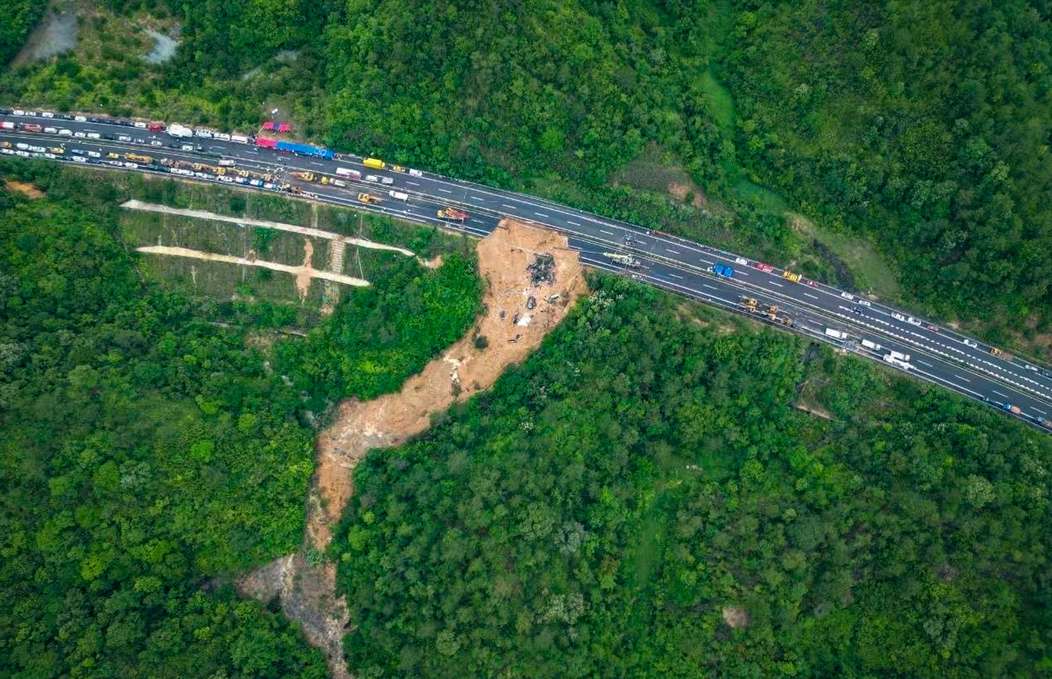 A government report into last year’s road collapse along the Meizhou-Dabu highway in Guangdong province has cited “insufficient understanding of the hazards of continuous precipitation”. Photo: Weibo/白菜