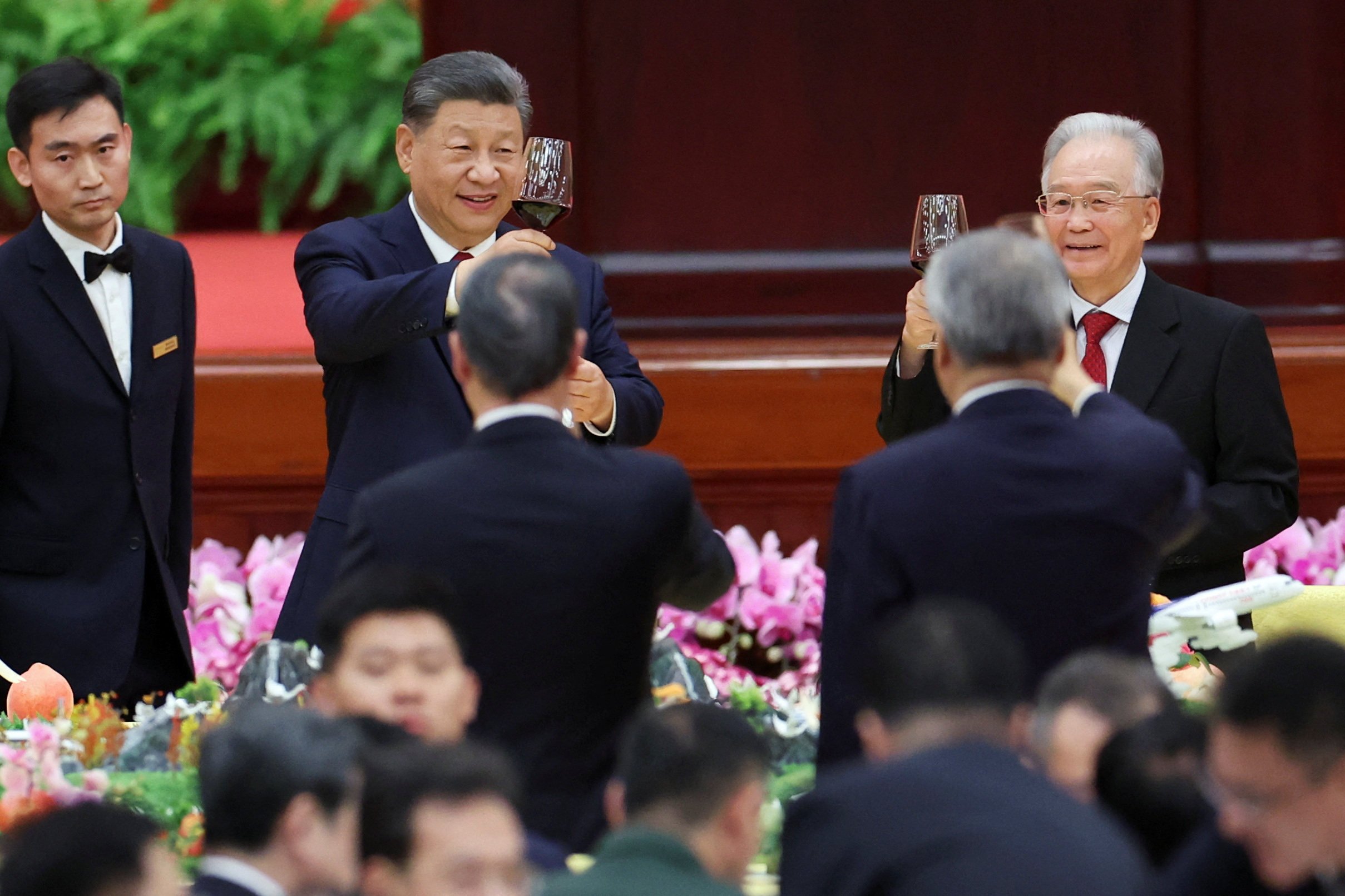 President Xi Jinping raises his glass next to former premier Wen Jiabao during a National Day reception in Beijing last September 30. Wen is among retired seniors who received greetings from the top leadership in recent days. Photo: Reuters