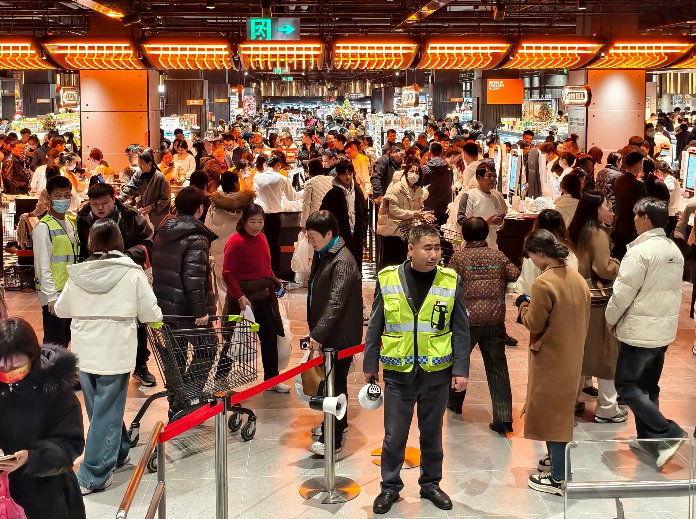 Customers crowd the aisles in a Pangdonglai supermarket in Xuchang, Henan province. Photo: Weibo