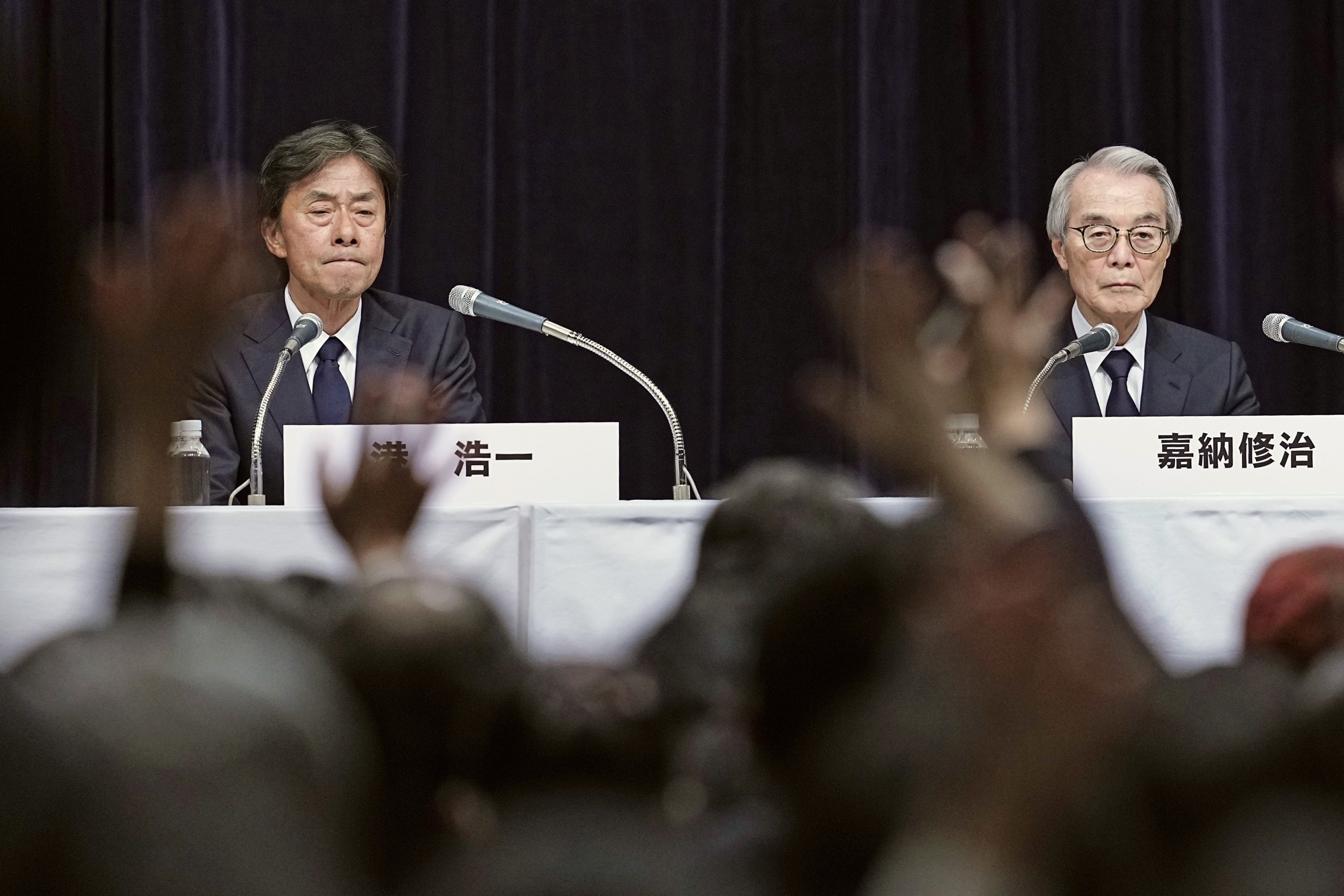 Koichi Minato (left), the outgoing head of Fuji Media’s television business, and Shuji Kano, the company’s outgoing chairman, attend the 10-hour press conference over the Masahiro Nakai scandal that began on Monday. Photo: Kyodo 