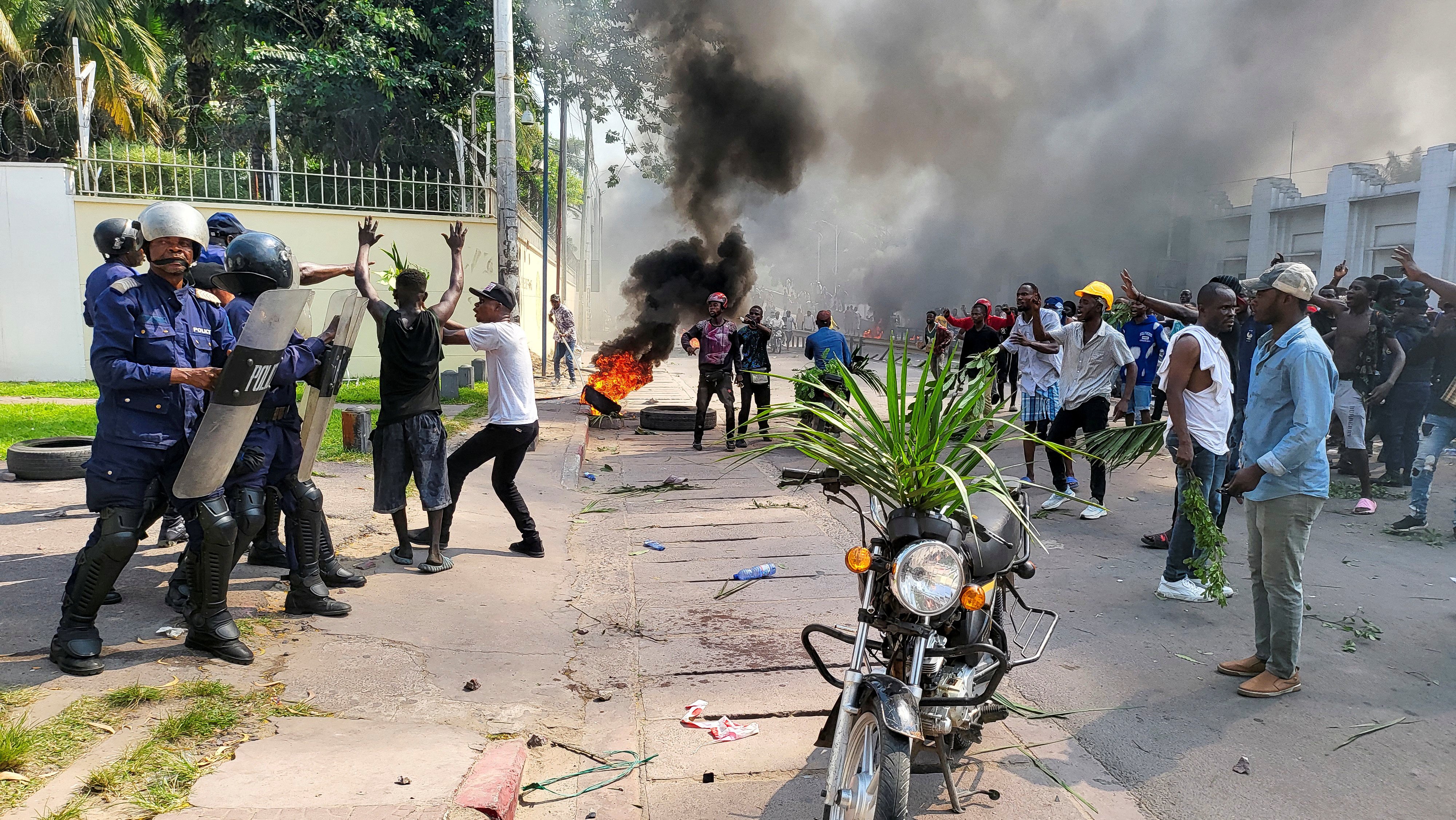 Protesters clash with riot police forces in front of the French Embassy in Kinshasa. Photo: Reuters