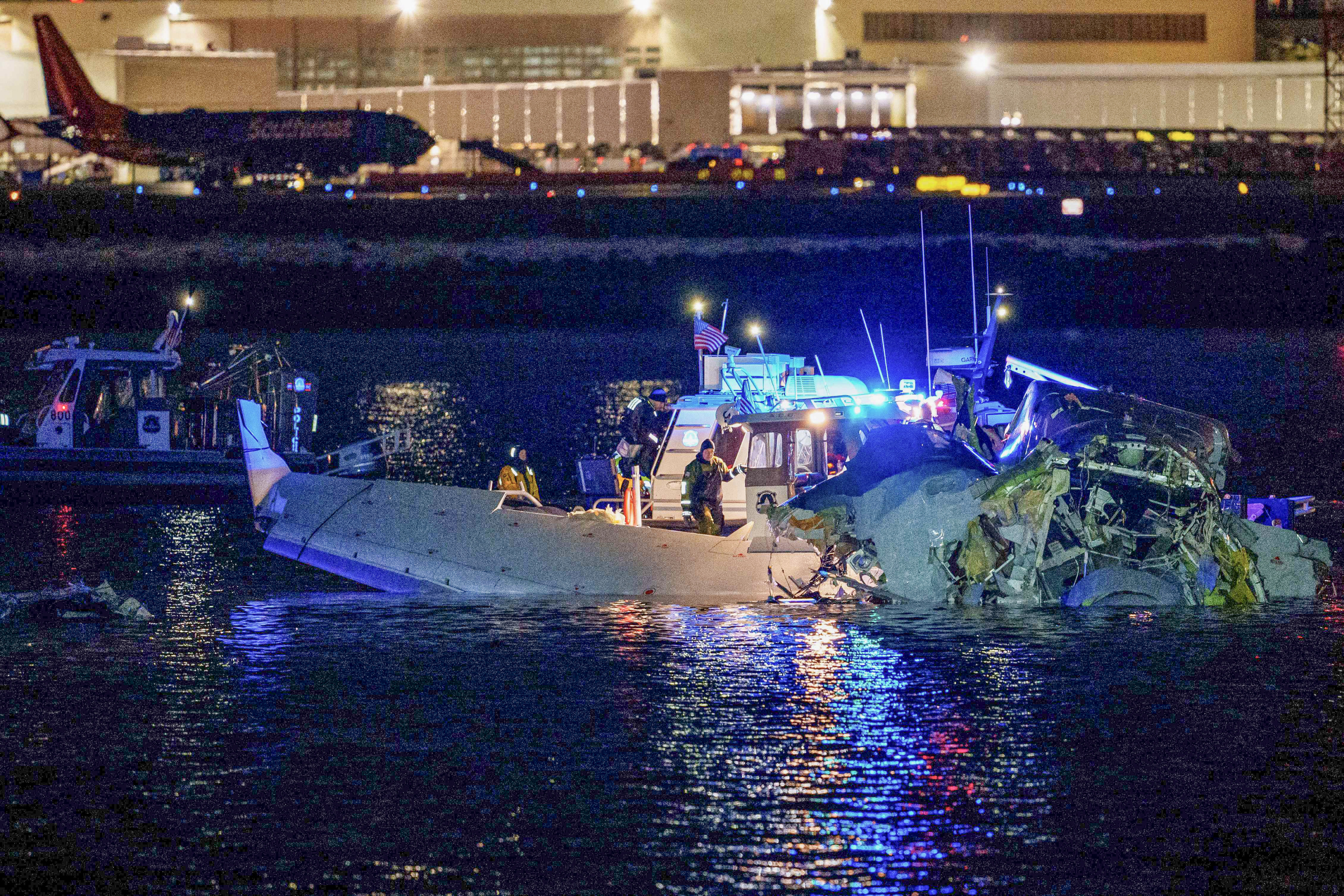 Emergency response units assess plane wreckage in the Potomac River. Photo: AFP
