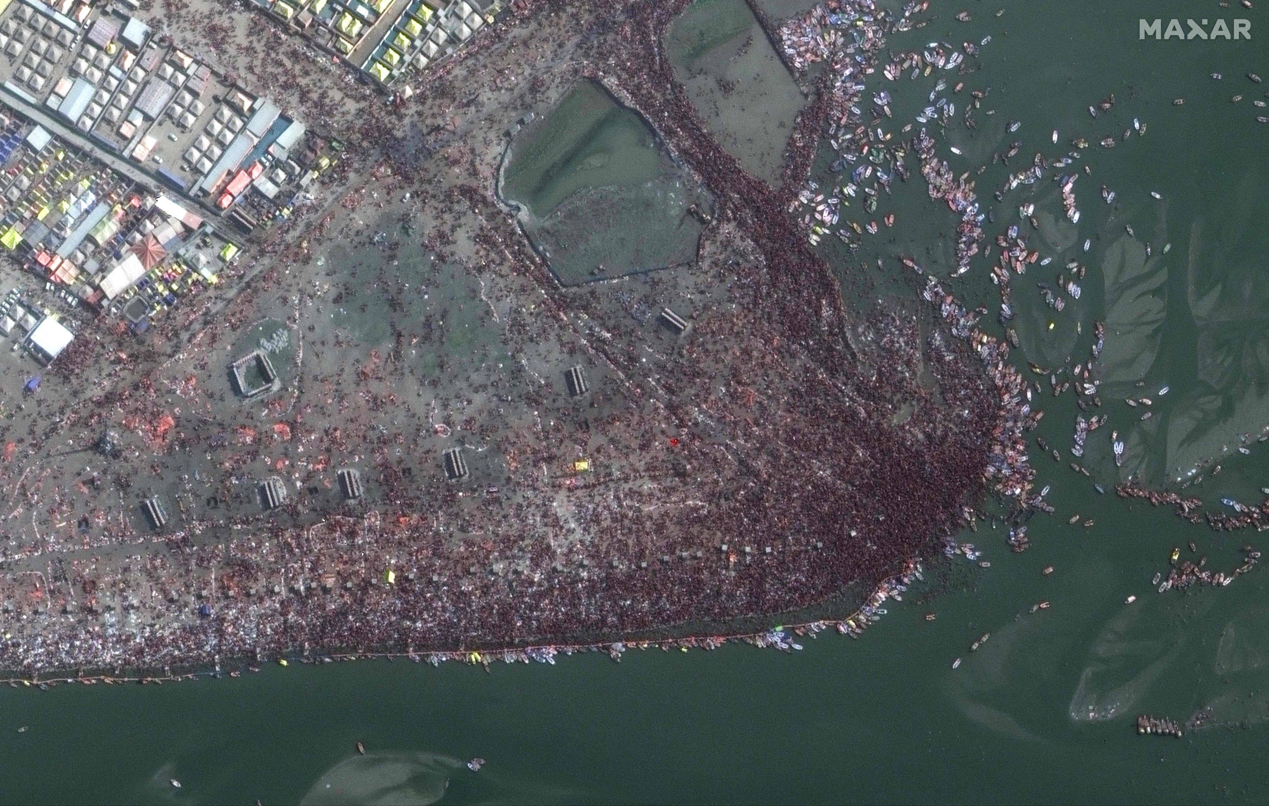 This satellite image taken on January 29, 2025, shows large crowds along the banks of the Yamuna and Ganges rivers, during the Maha Kumbh Mela festival in Prayagraj, India. Photo: Maxar Technologies via AFP