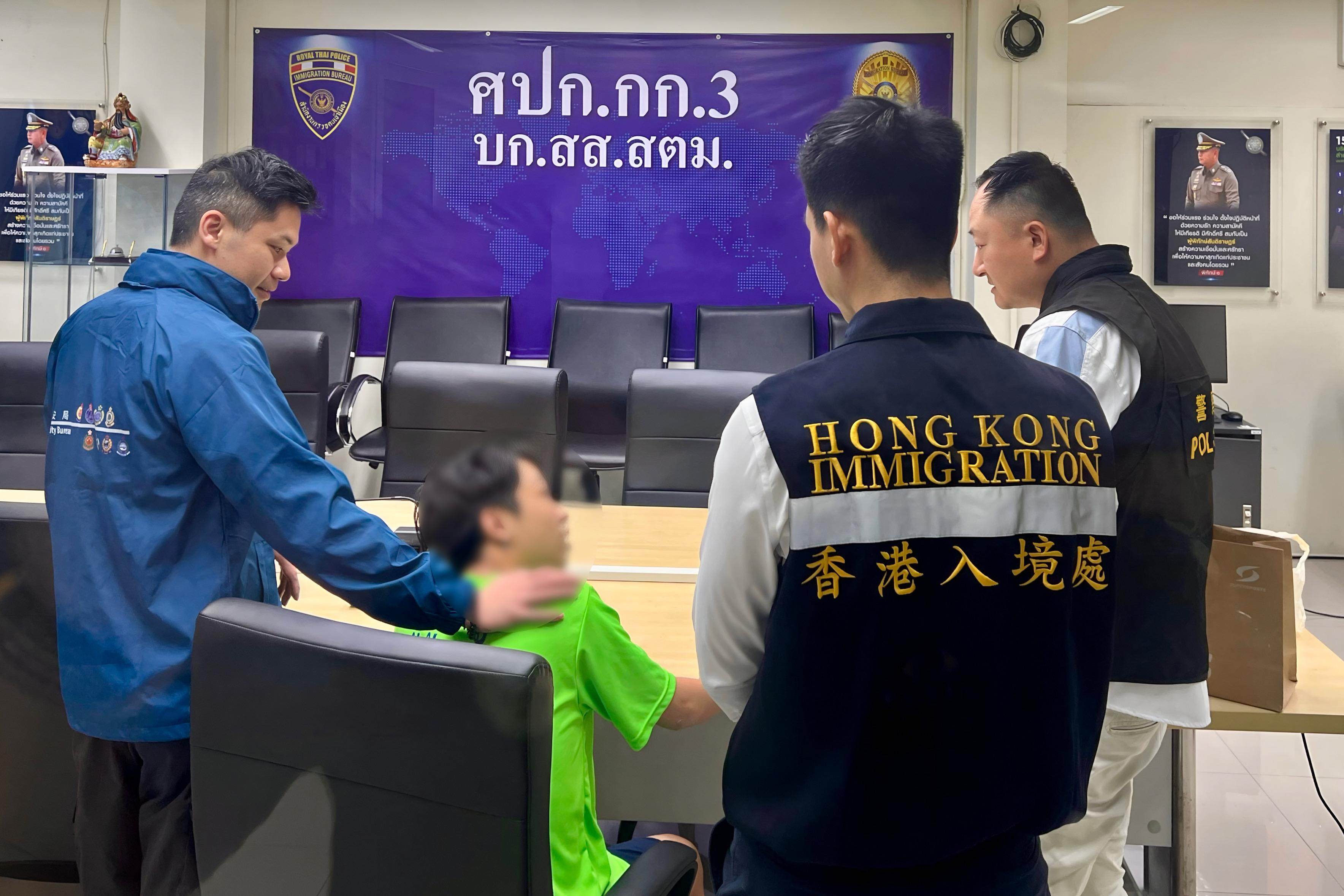 A Hong Kong resident recently rescued from a scam farm in Myanmar talks with immigration officials in Bangkok. Photo: Handout