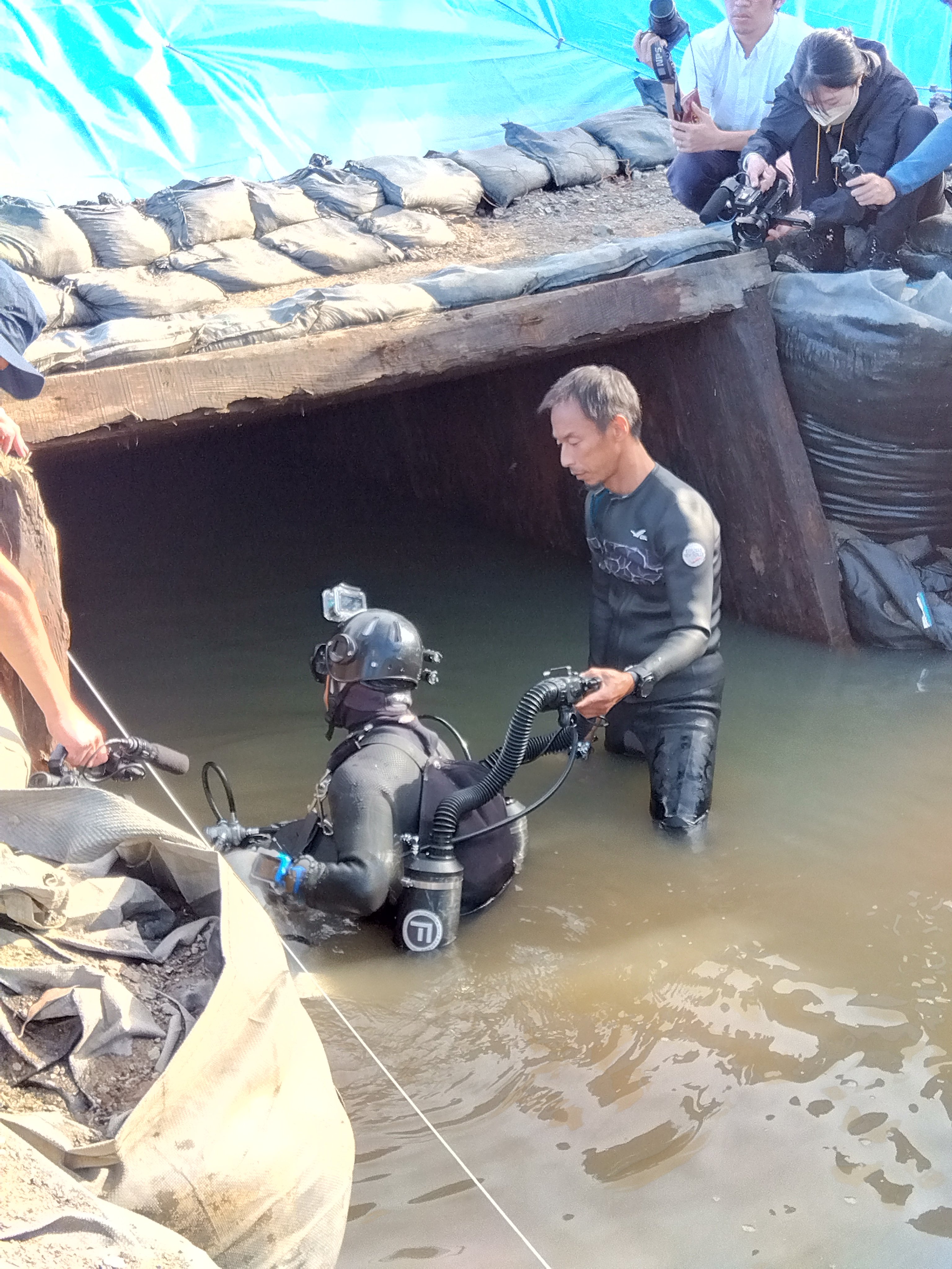 Cave diver Yoshitaka Isaji about to start his first exploration of the mine. Photo: Association to Engrave the Flooding Disaster of Chosei Coal Mine into History