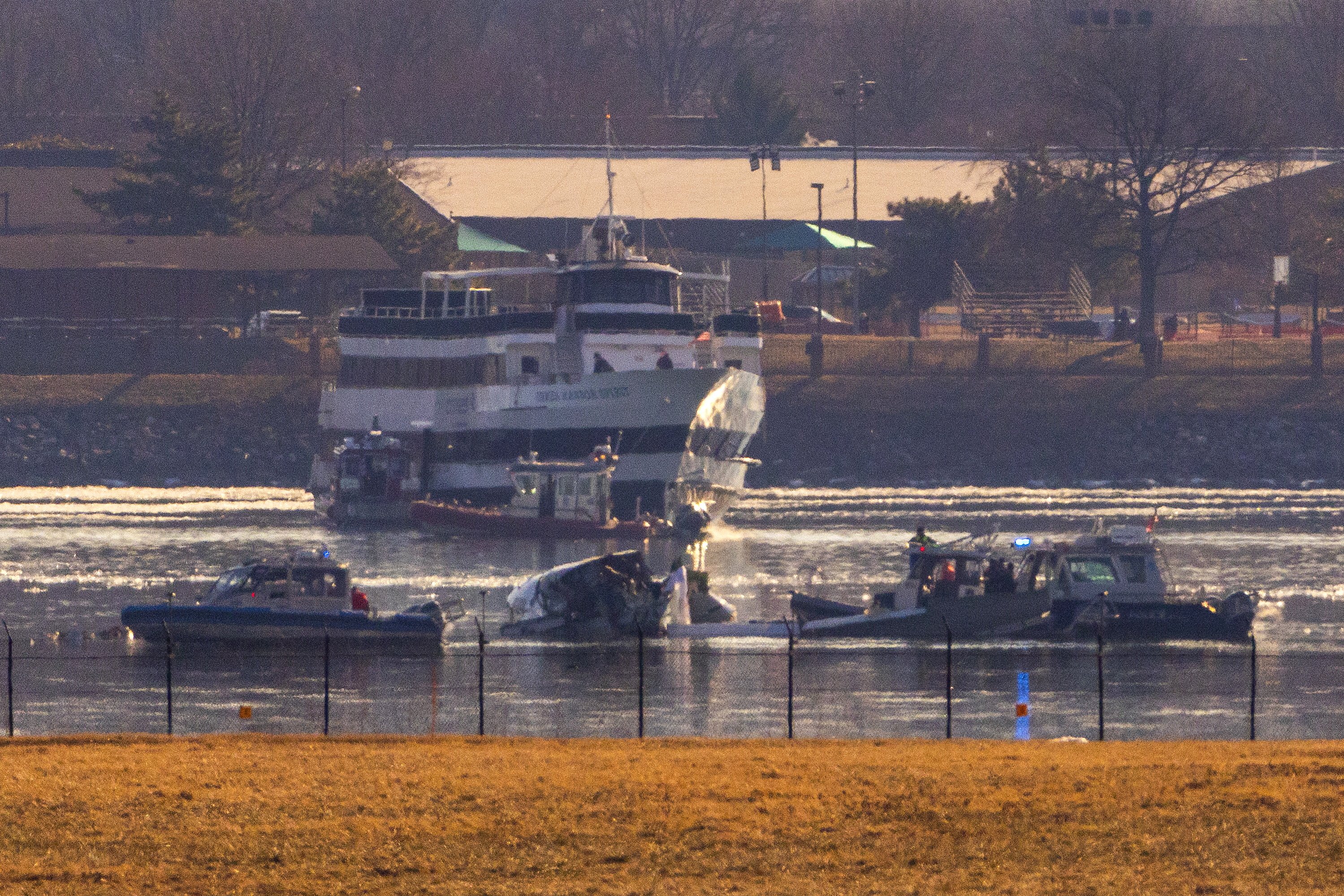 Emergency crews on the Potomac River near the wreckage of the plane. Photo: EPA-EFE