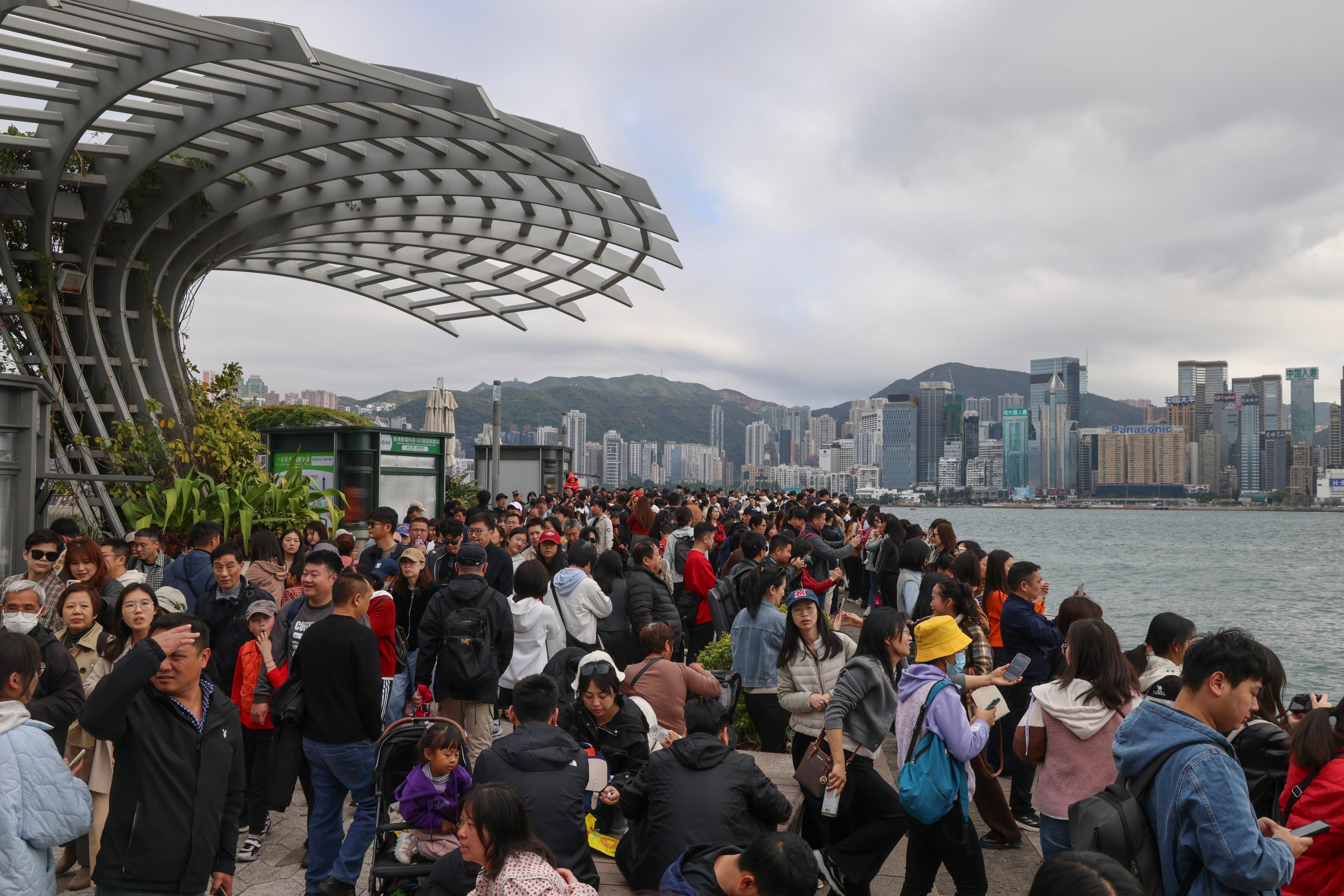 Thousands of tourists visit the Avenue of Stars in Tsim Sha Tsui on the first day of Lunar New Year. Photo: Jelly Tse