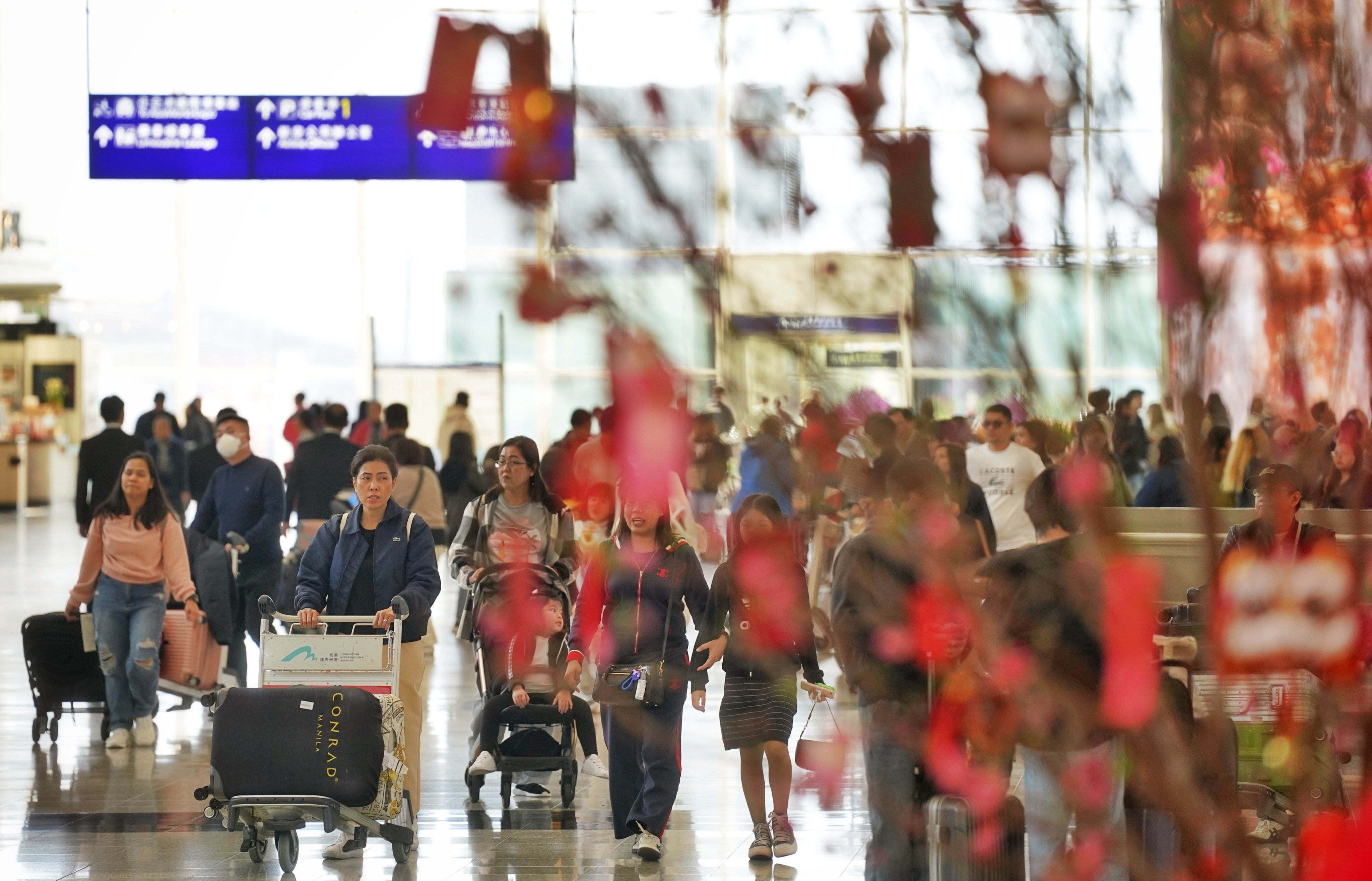 Travellers in the arrival hall of Hong Kong International Airport, a consistent winner of high ratings. Photo: Elson Li