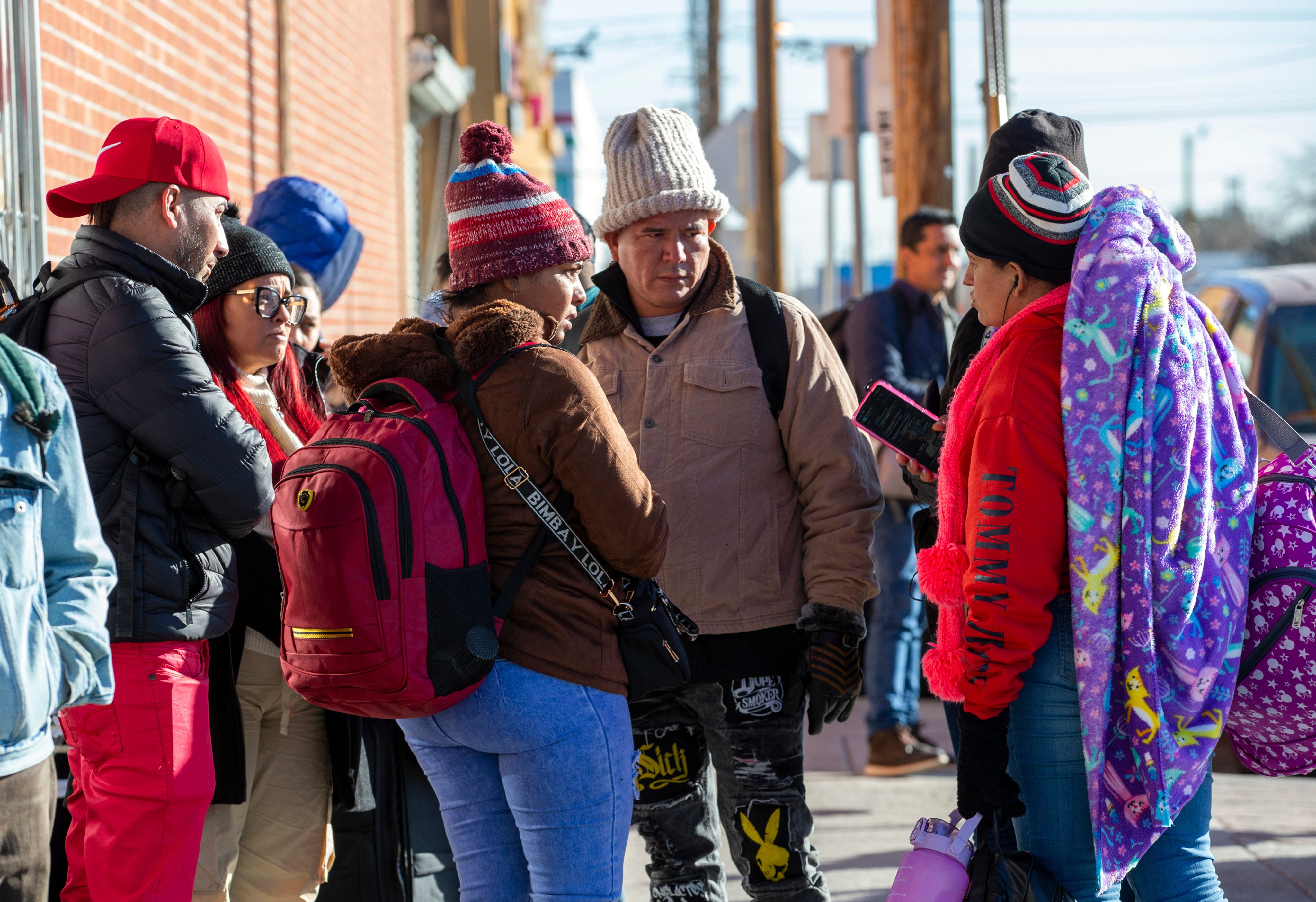 A group of migrants from Venezuela chat to coordinate their transport after entering the United States from Ciudad Juarez, Mexico through the Paso del Norte bridge in El Paso, Texas on January 20. Photo: AP 