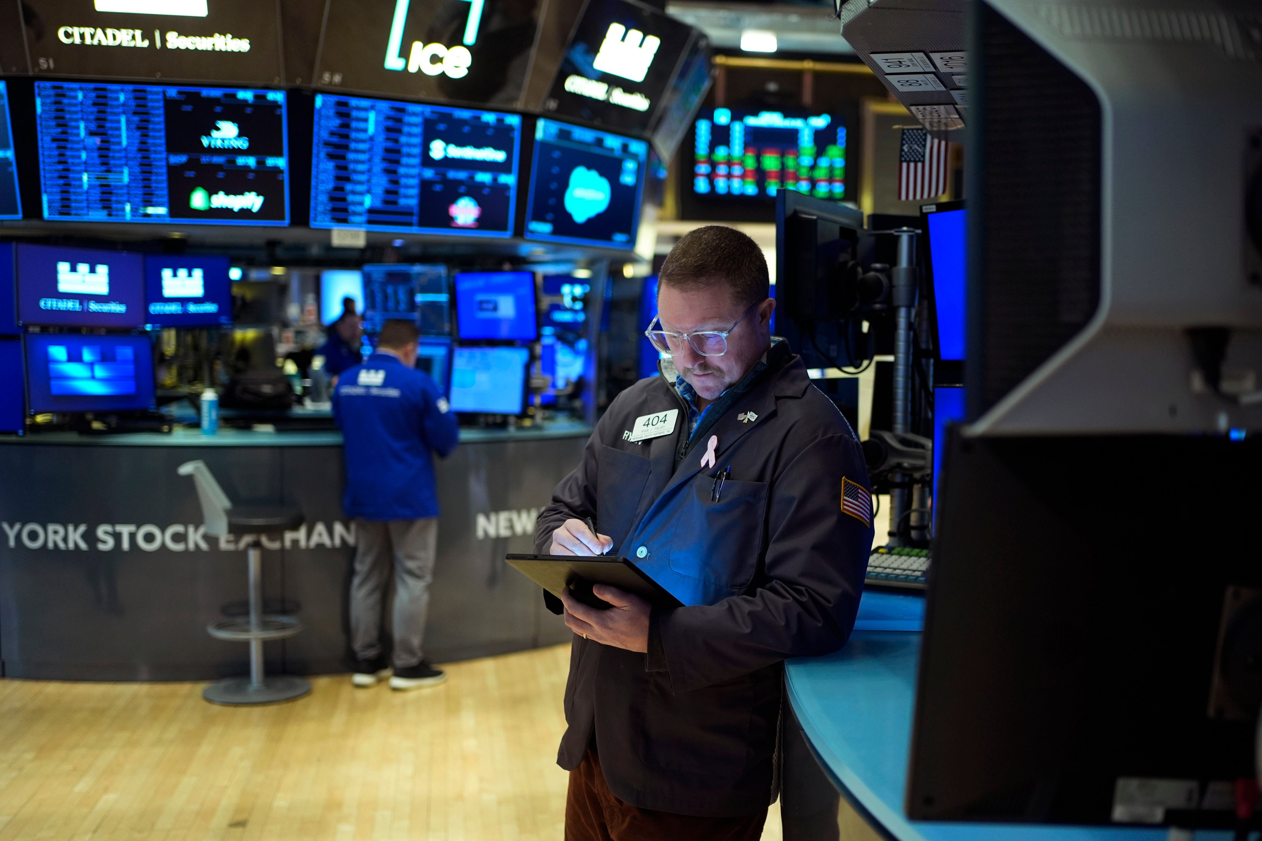 Traders work on the floor at the New York Stock Exchange. Photo: AP