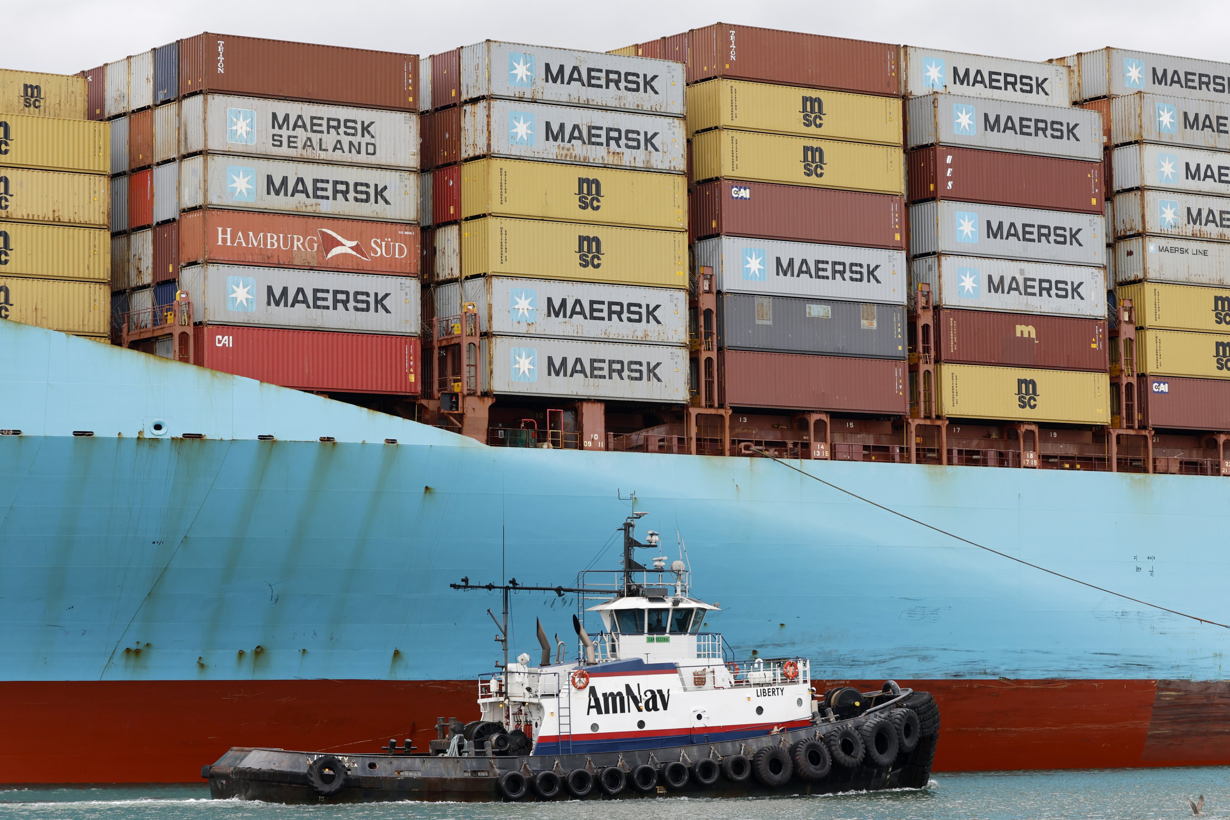 A tugboat guides a container ship at a port in Oakland, California on Monday. Analysts say China’s retaliatory trade measures against the US could serve as an invitation for negotiation. Photo: EPA-EFE