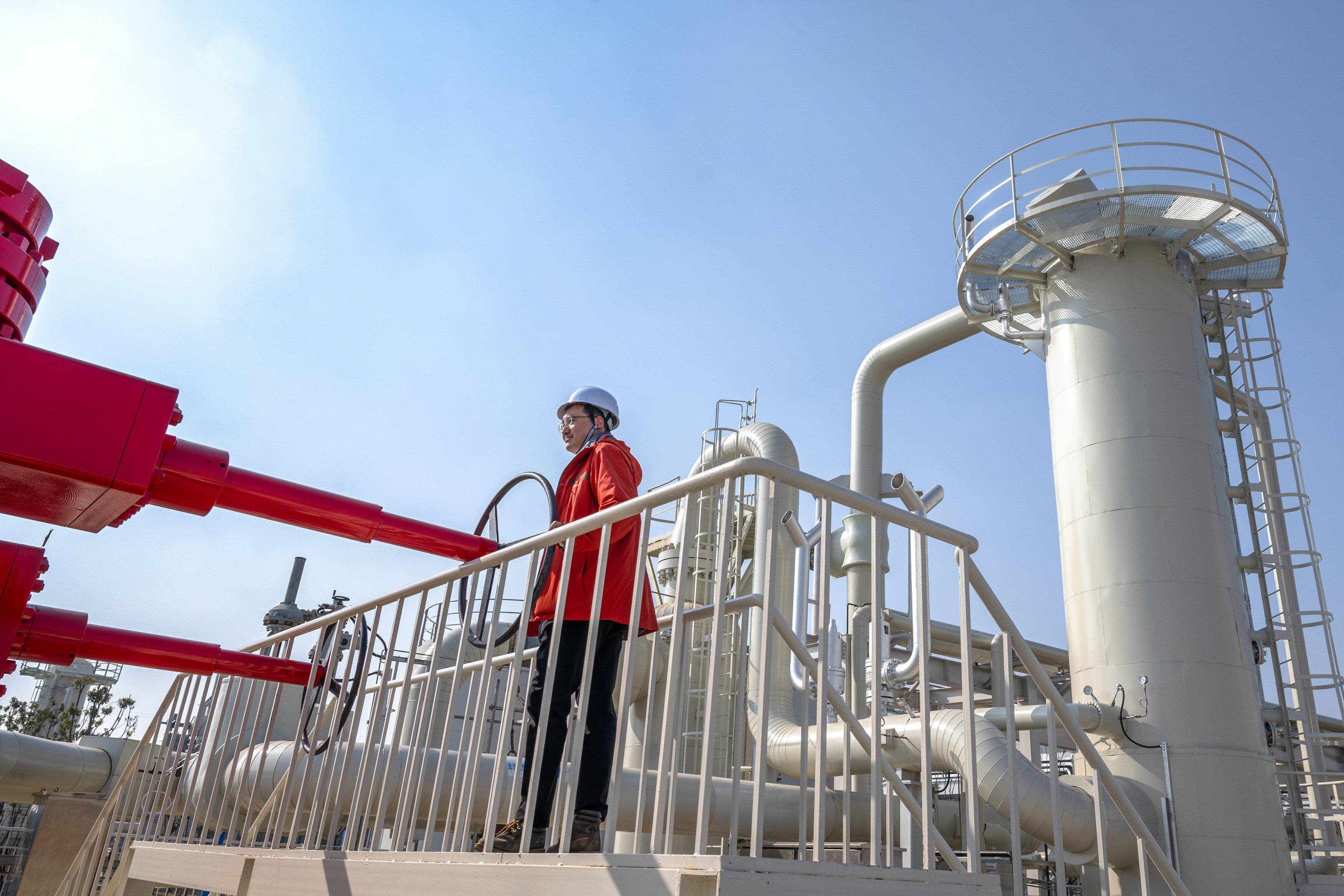 A staff member from the Institute of Rock and Soil Mechanics of the Chinese Academy of Sciences patrols the 300MW compressed air energy storage station in Yingcheng city, central China’s Hubei province, on December 24, 2024. Photo: Xinhua