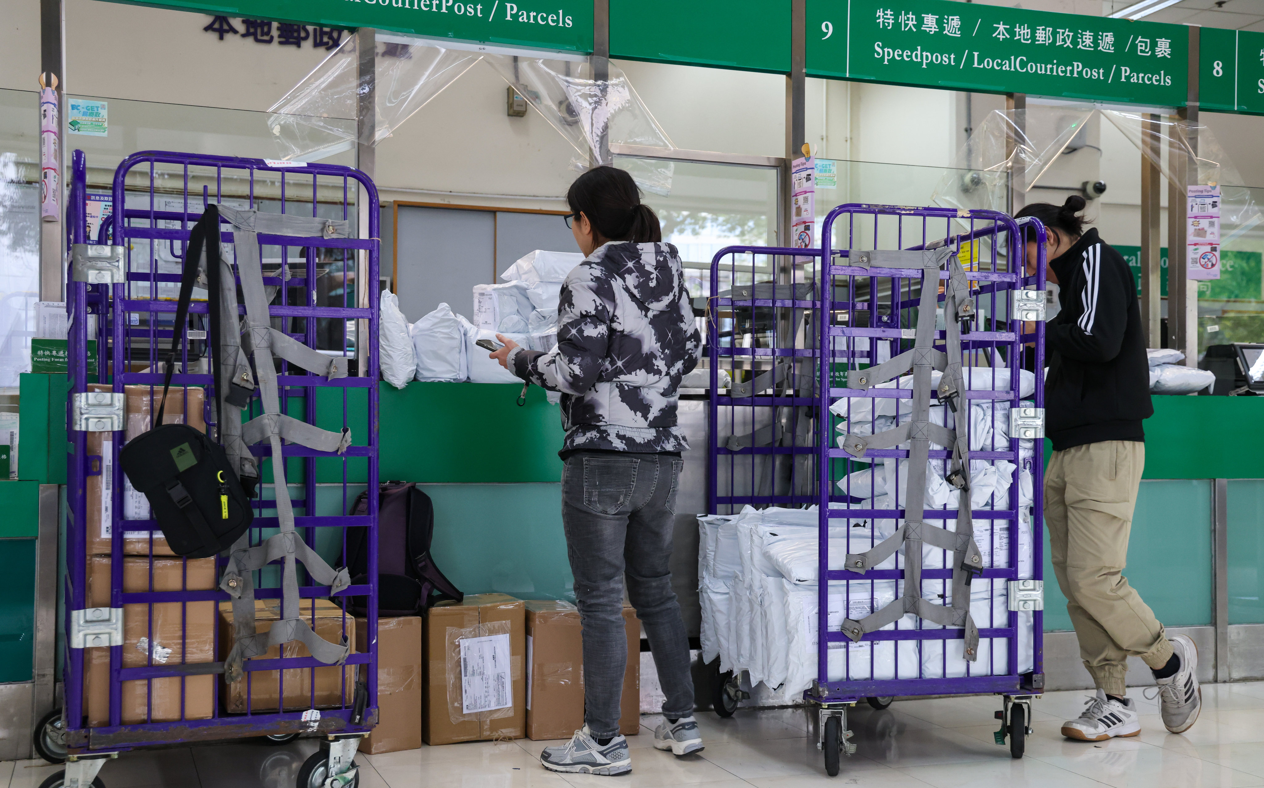 Residents mail parcels at Hong Kong’s General Post Office in Central. Commerce chief Algernon Yau has dismissed the idea of retaliatory measures against the US. Photo: Jelly Tse