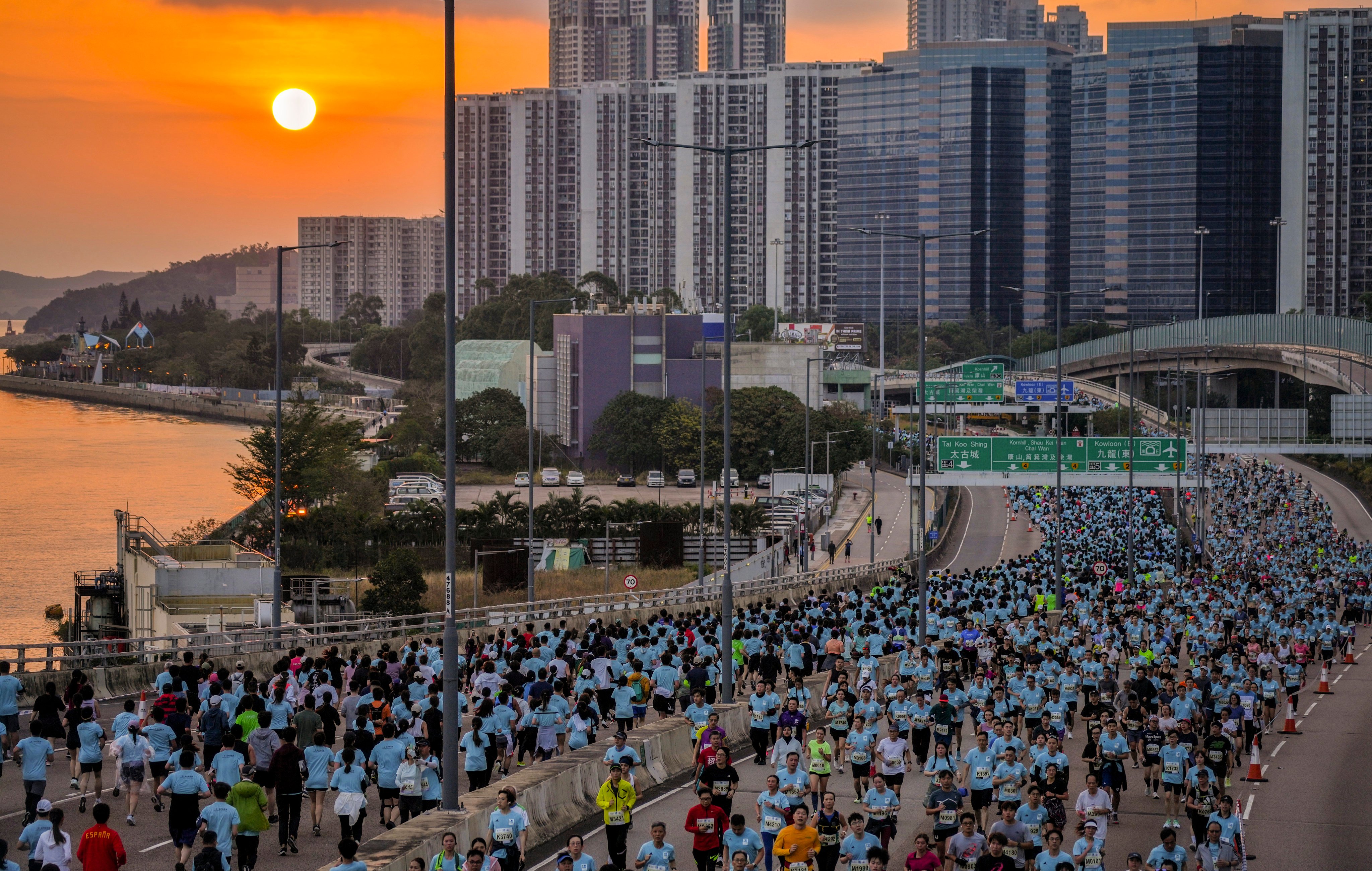 Runners take part in the Standard Chartered Hong Kong Marathon last year. Photo: Elson Li