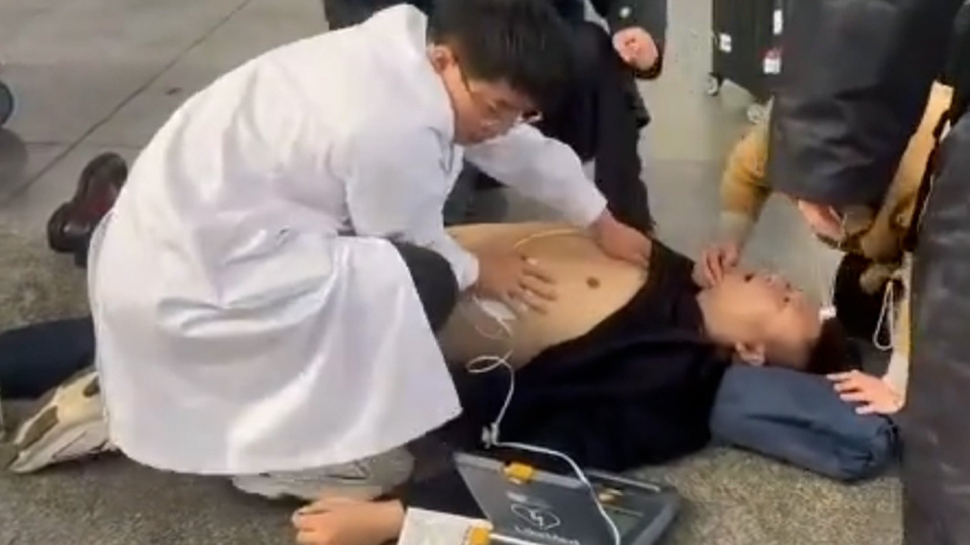 A man in China who collapsed from a heart attack on a train station platform shocked first responders with his first words on regaining conciousness. Photo: Douyin