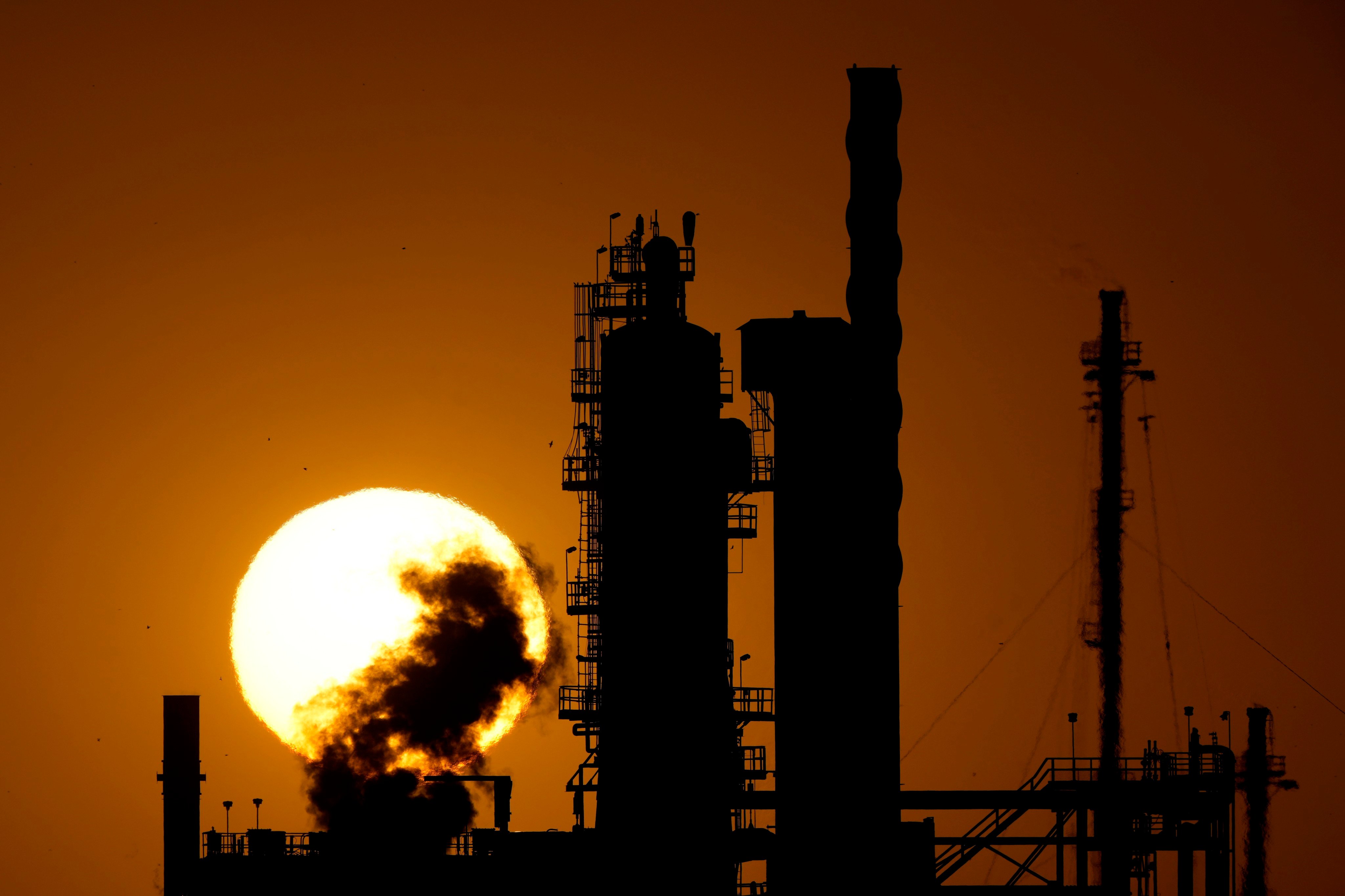 The CHS oil refinery silhouetted against the setting sun on September 28 in McPherson, Kansas. Photo: AP