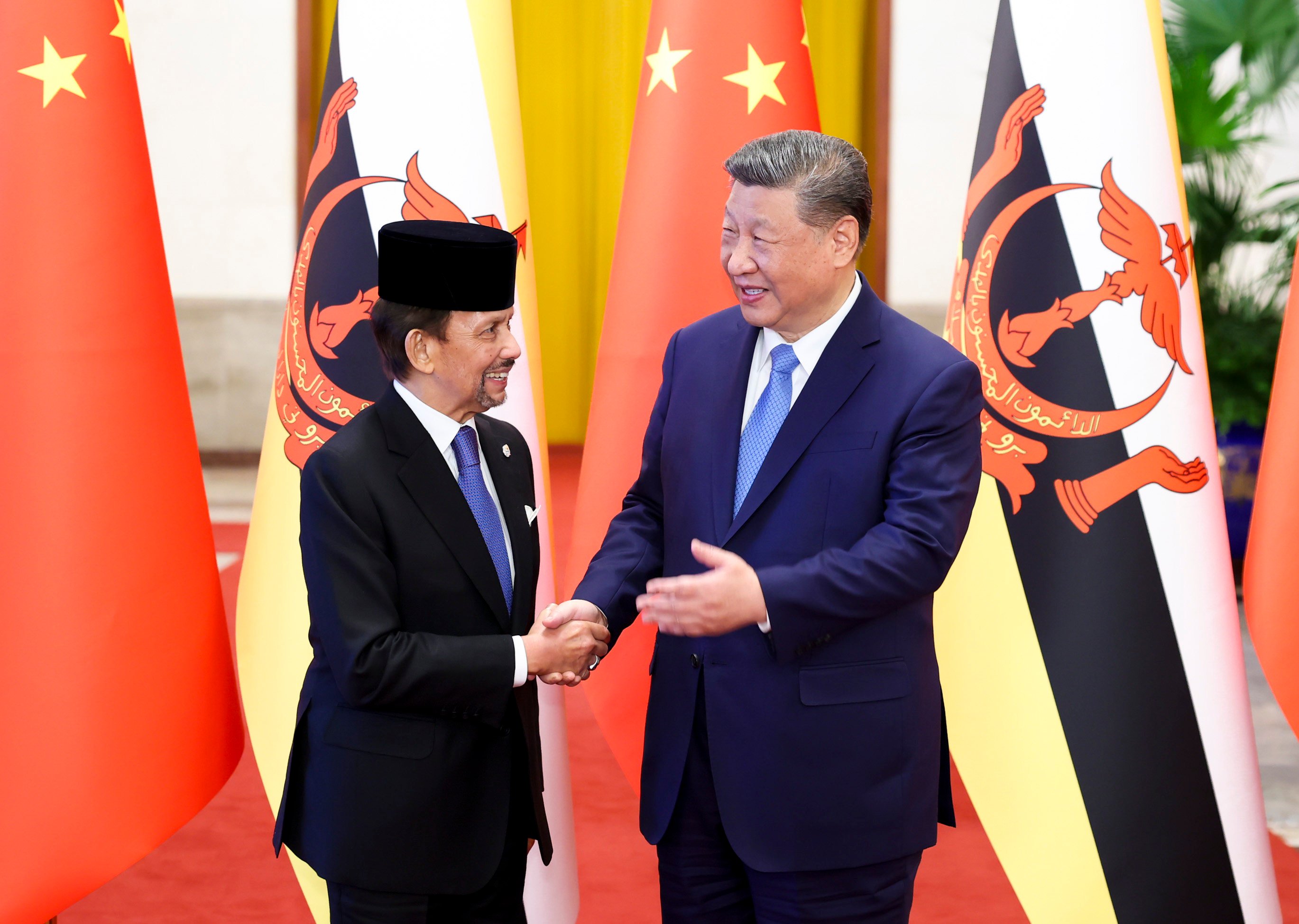 Chinese President Xi Jinping (right) shakes hands with Brunei’s monarch, Sultan Hassanal Bolkiah, at the Great Hall of the People in Beijing on Thursday. Photo: Xinhua