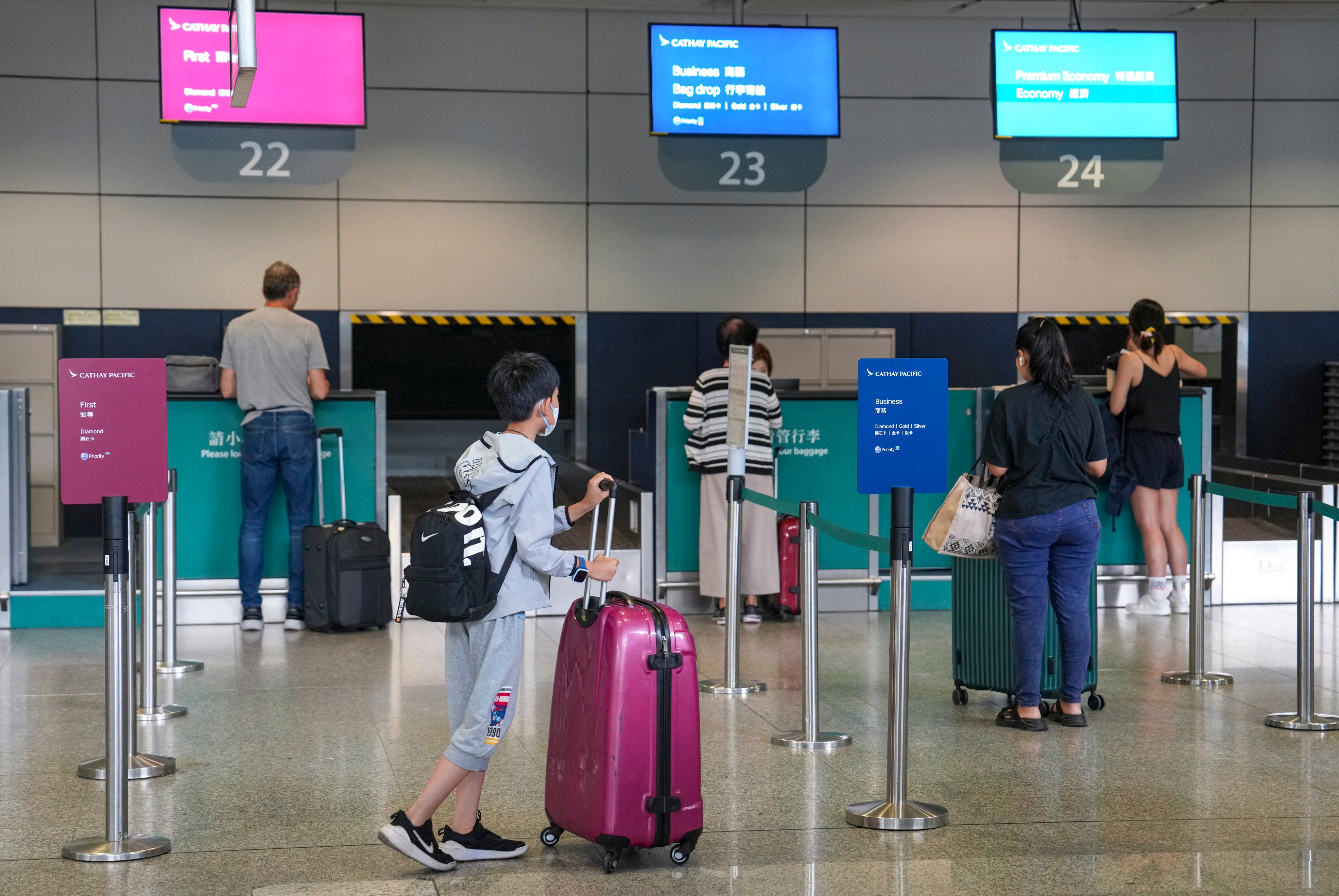 Passengers use the check-in and bag drop-off services at Hong Kong MTR station. Photo: Elson Li