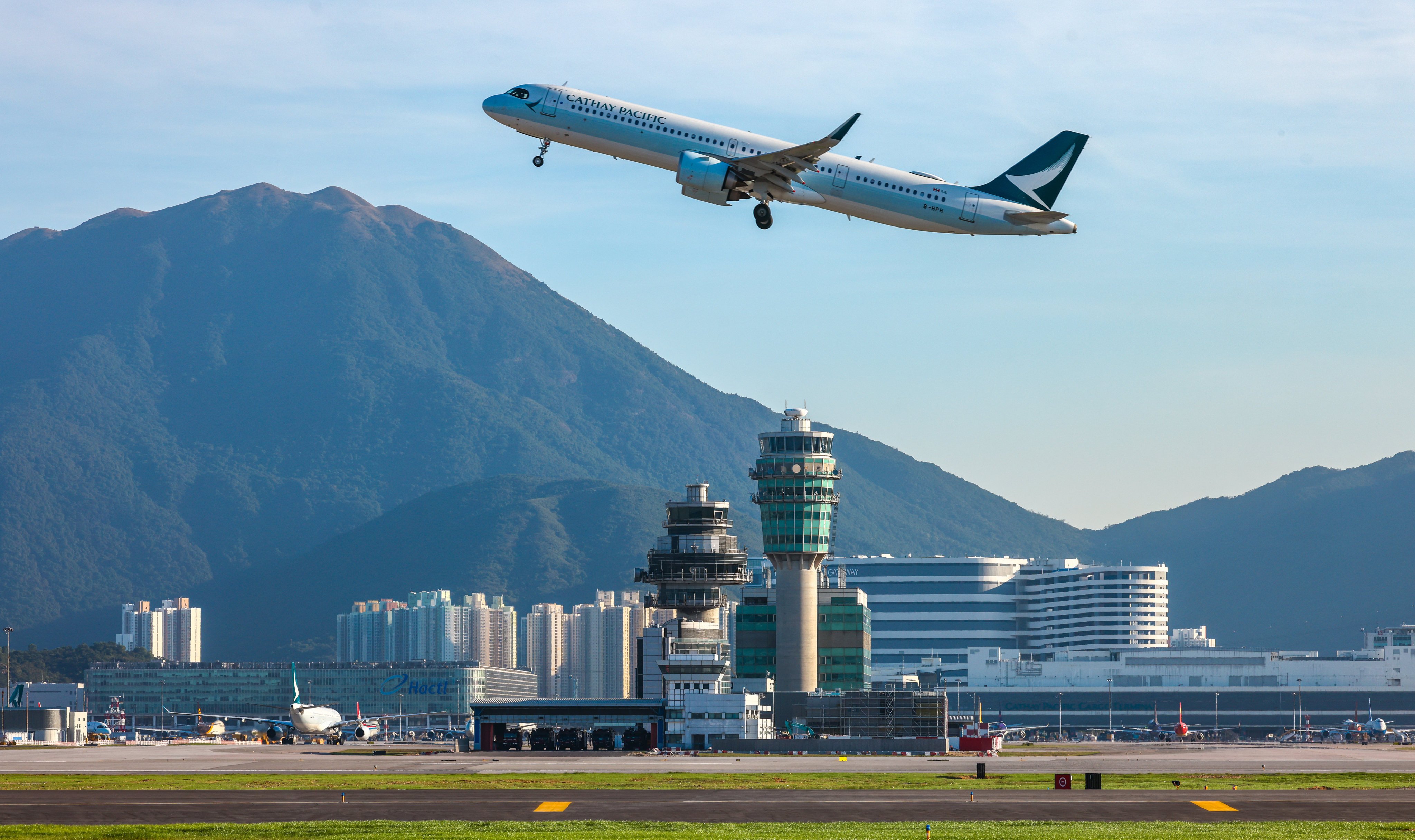 An analyst has argued that both the Cathay Group and Hong Kong’s airport still have a long way to go before either can achieve a full recovery. Photo: Dickson Lee