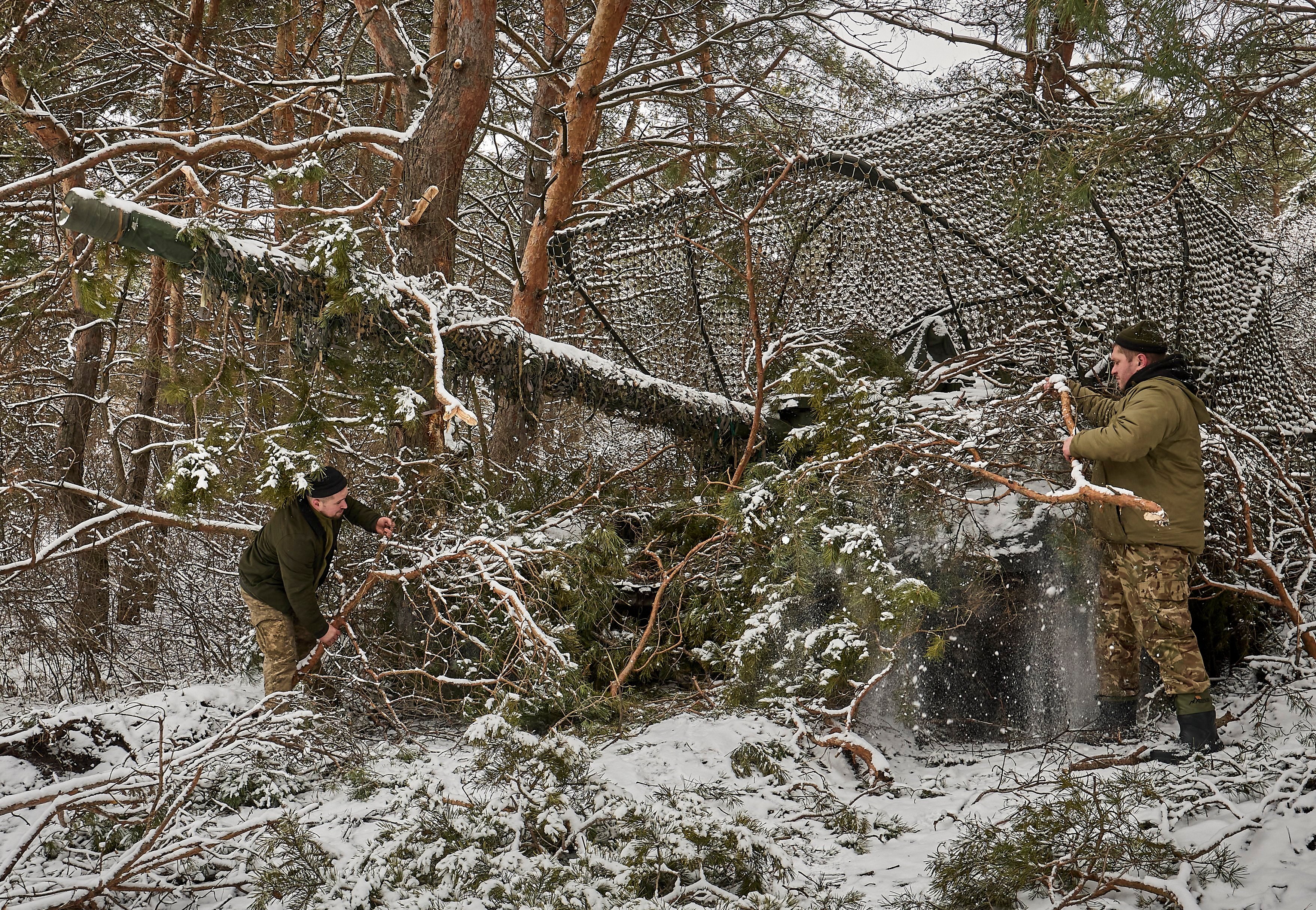 Servicemen camouflage their tank in the Kharkiv region, eastern Ukraine, on February 6. Photo: EPA-EFE